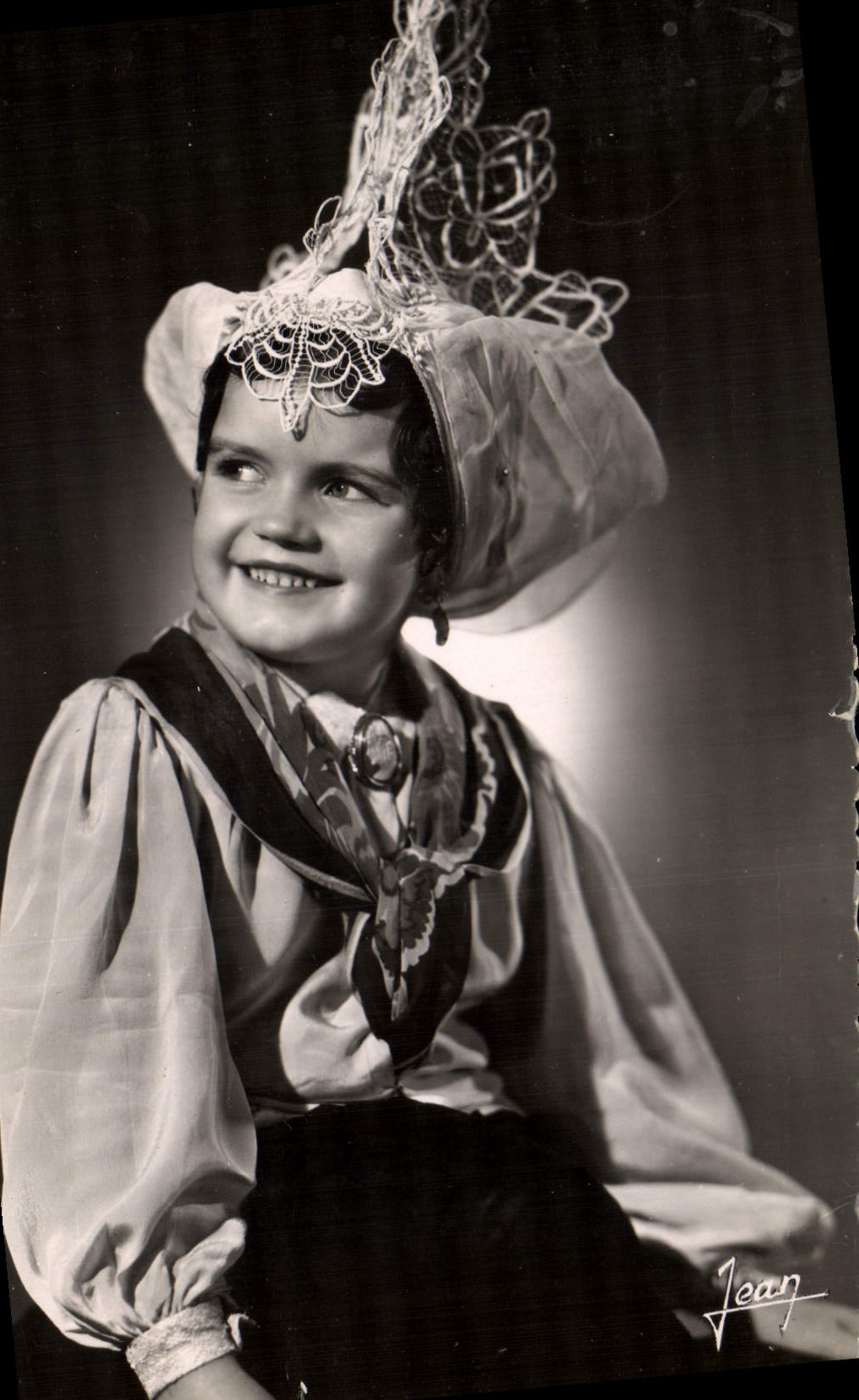 POSTAL MODERNA niña en traje Sables d'Olonne del folklore