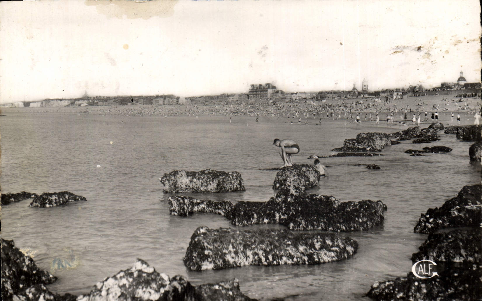 POSTAL MODERNA rocas de Dieppe y la playa