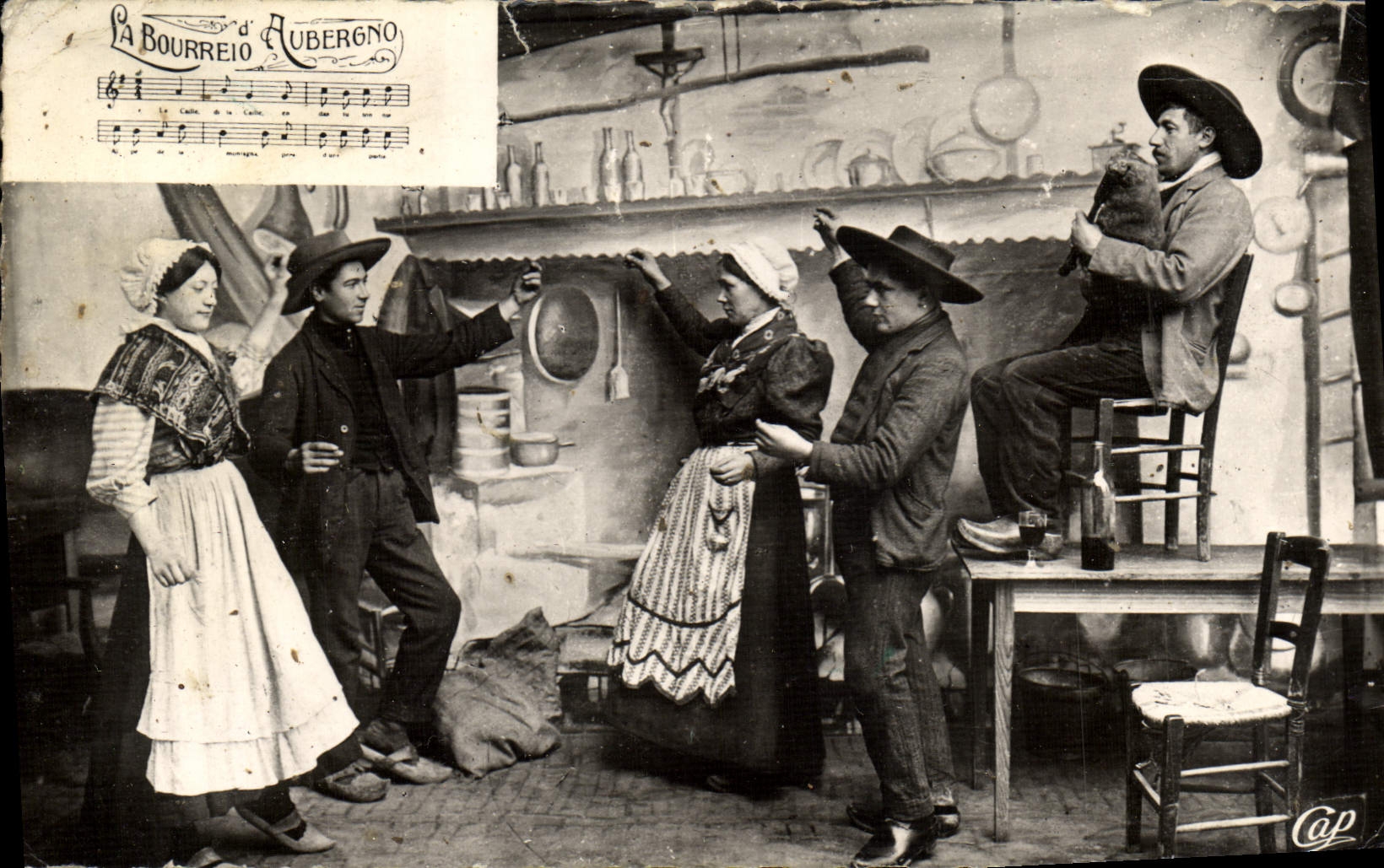 CPM Types D'Auvergne La Bourree Folklore