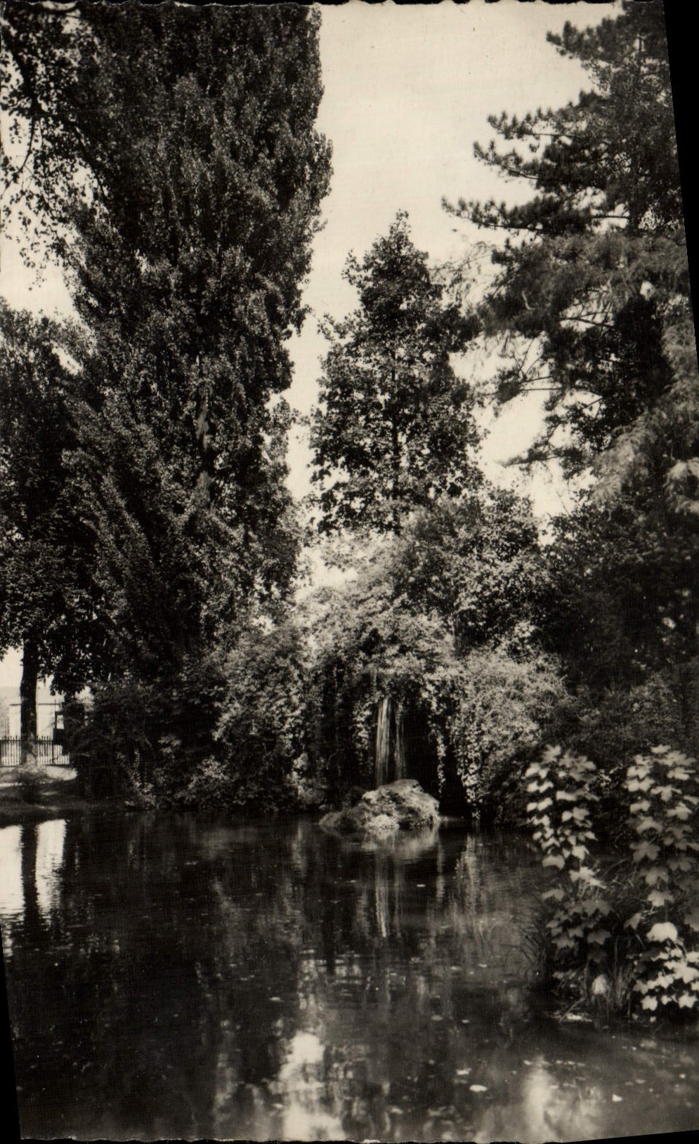 CPM Troyes Jardin Du Rocher