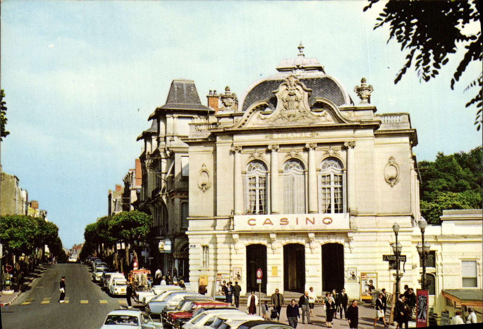 POSTAL MODERNA Chatelguyon la avenida de Baraduc el teatro del casino