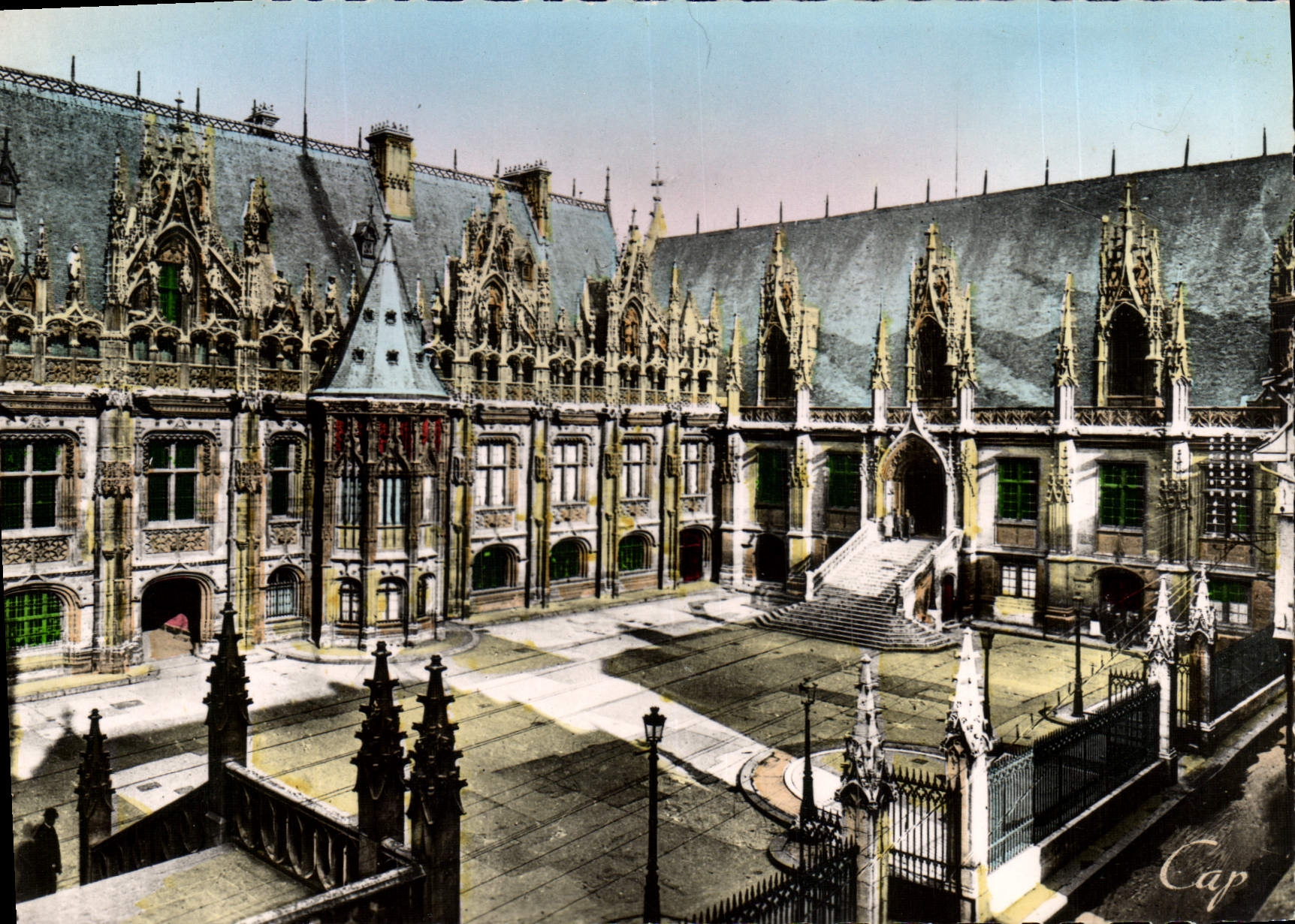 CPM Rouen Le Palais De Justice Ensemble Vu De La Rue Aux Juifs