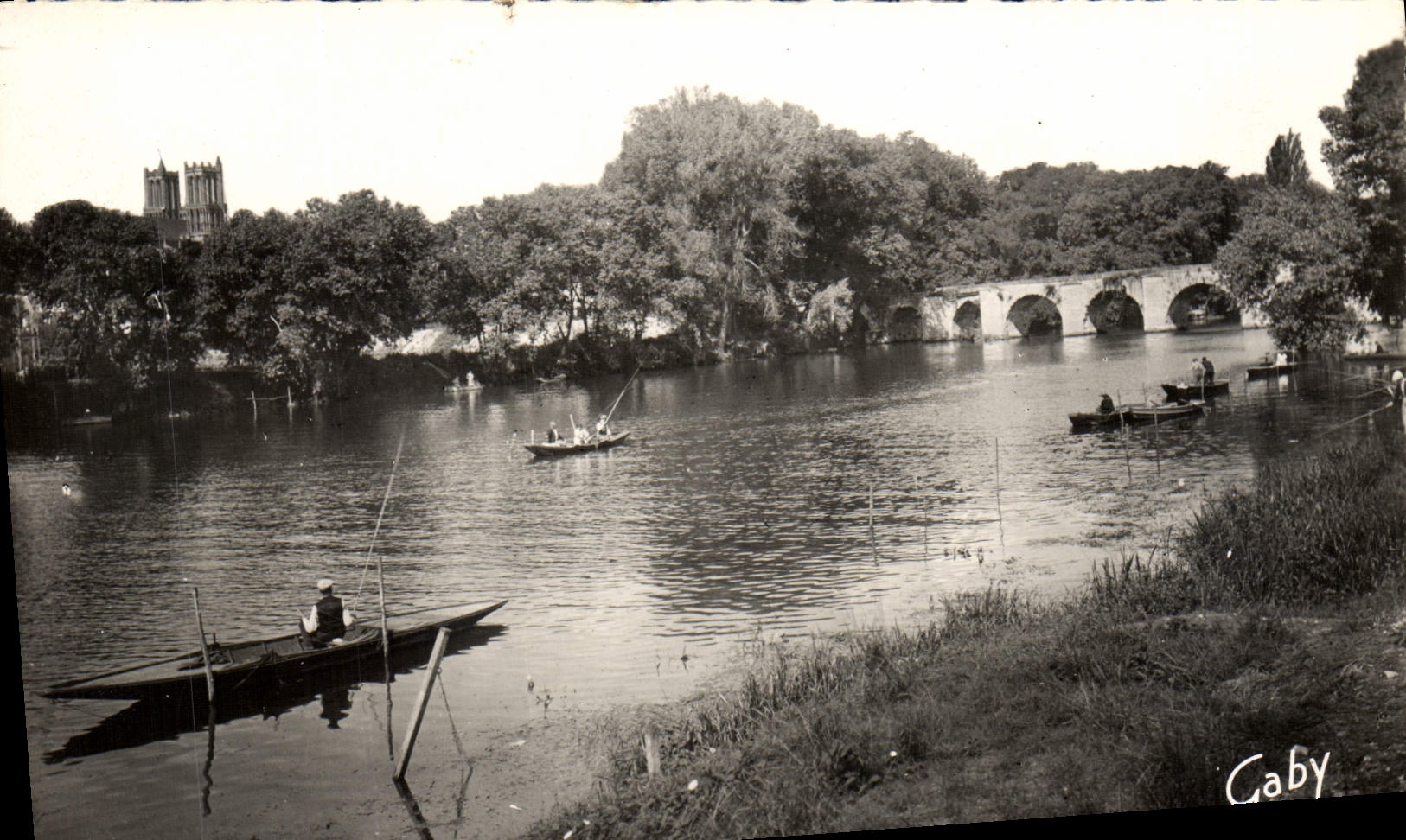 CPM Mantes La Jolie Le Vieux Pont Sur La Seine Et Les Tours La Cathedrale Peche Pecheur