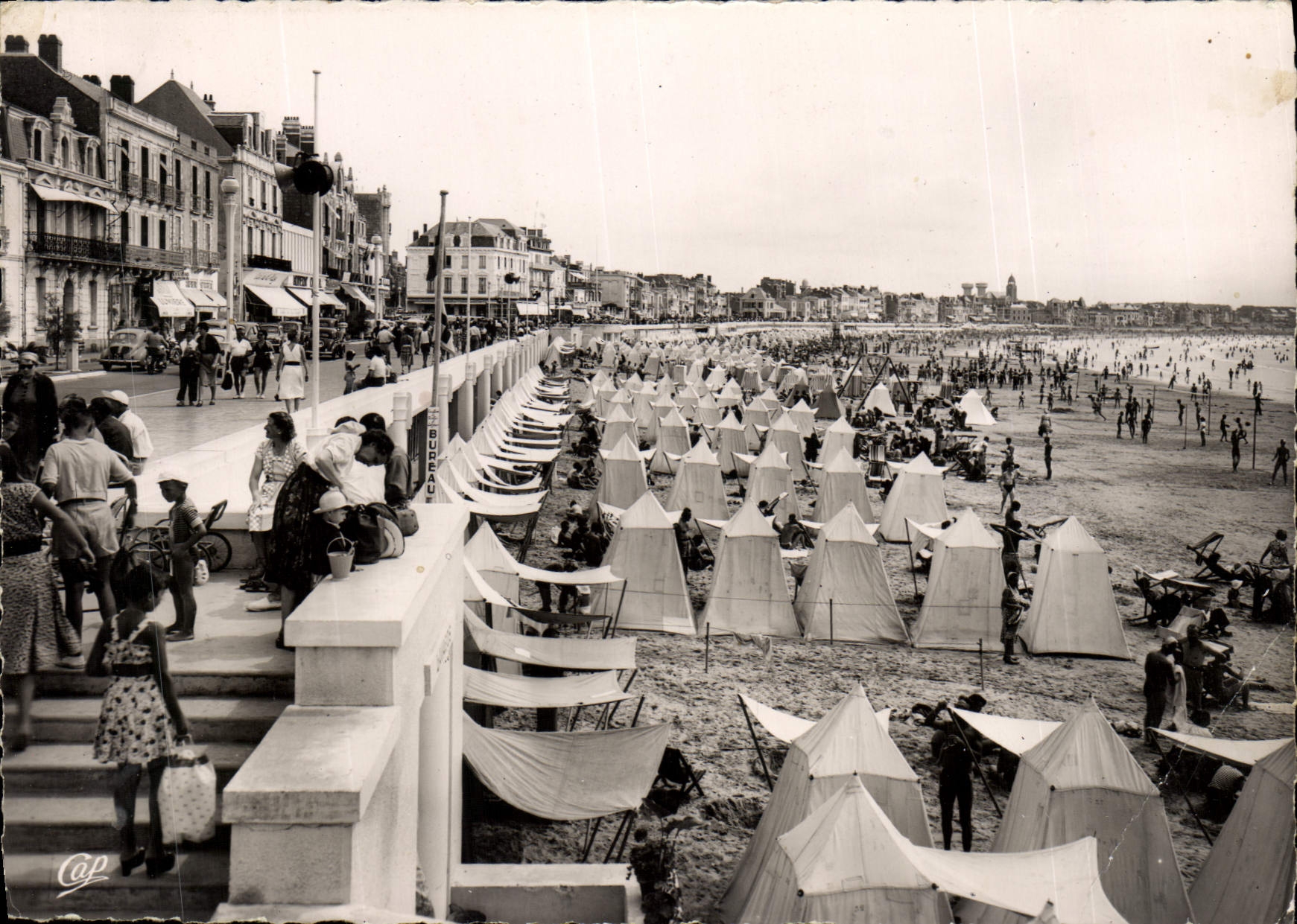 POSTAL MODERNA Sables d'Olonne la playa y el terraplén hacia los pinos