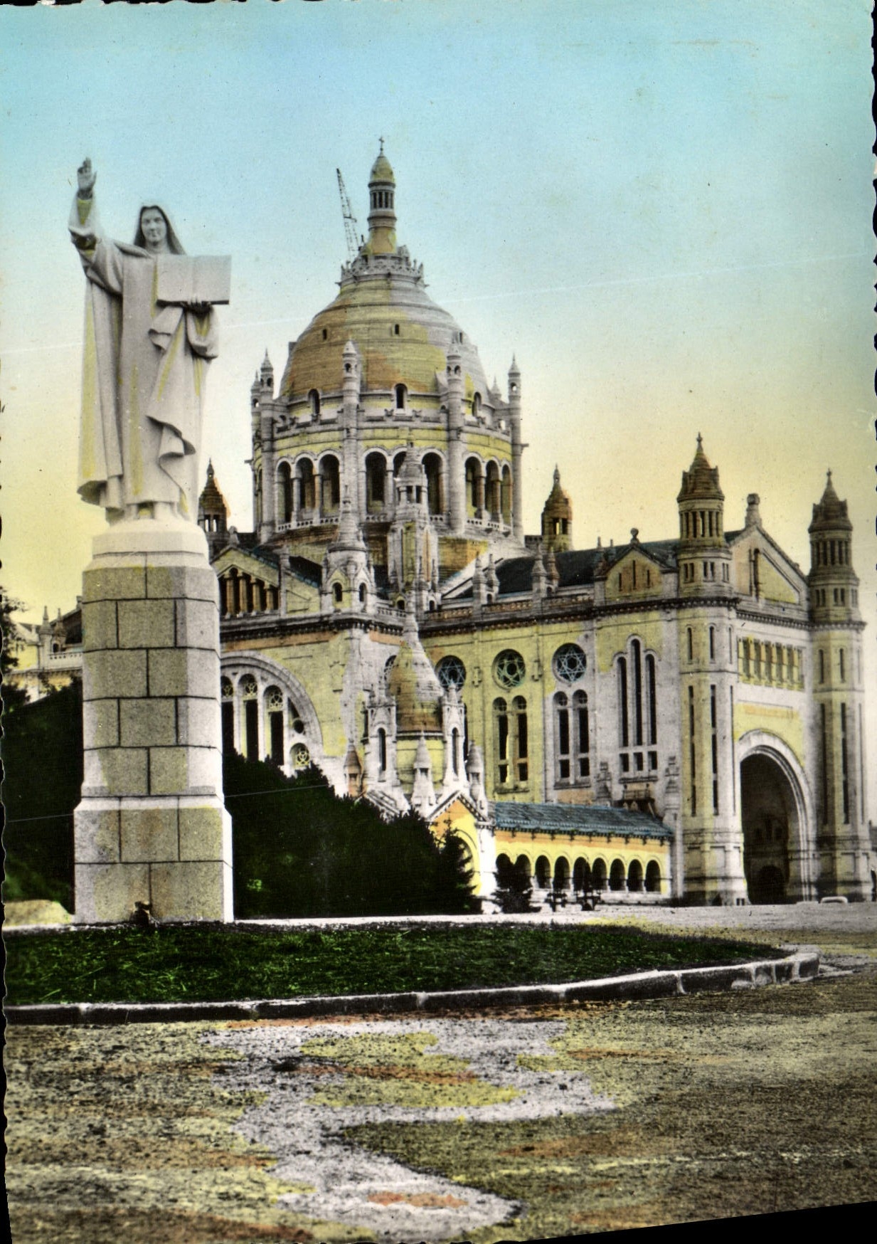 CPM La Basilique De Lisieux Statue De Ste Therese l'Entree Du Parvis
