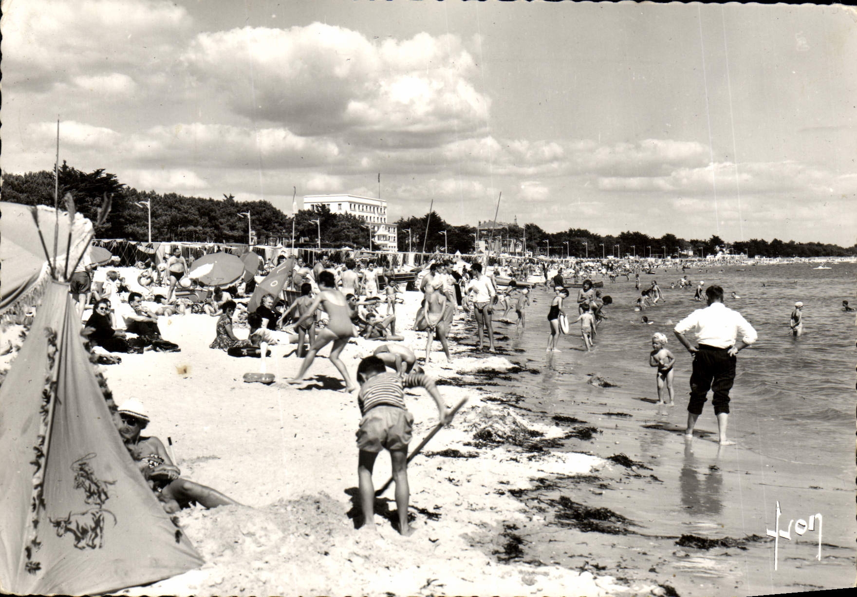 MODERN CARD Carnac Main beach And Brintannia