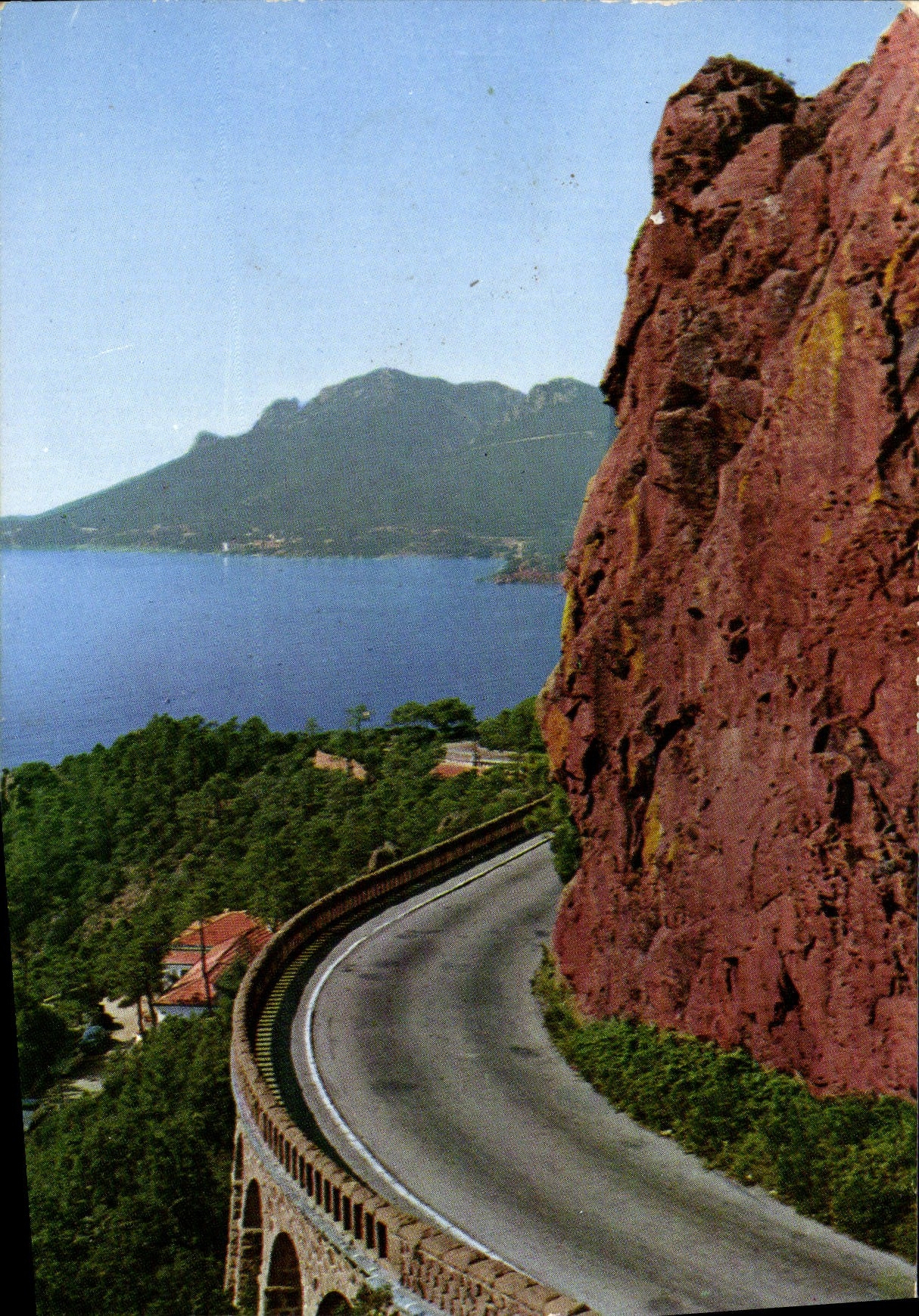 CPM La Cote d'Azur La Corniche D'Or La Route Du Bord De Mer Entre Theoule Et Le Nice