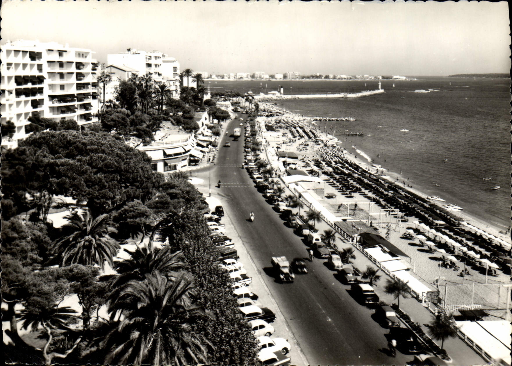 CPM Cote d'Azur Cannes Plage Du Midi Et Square Brougham