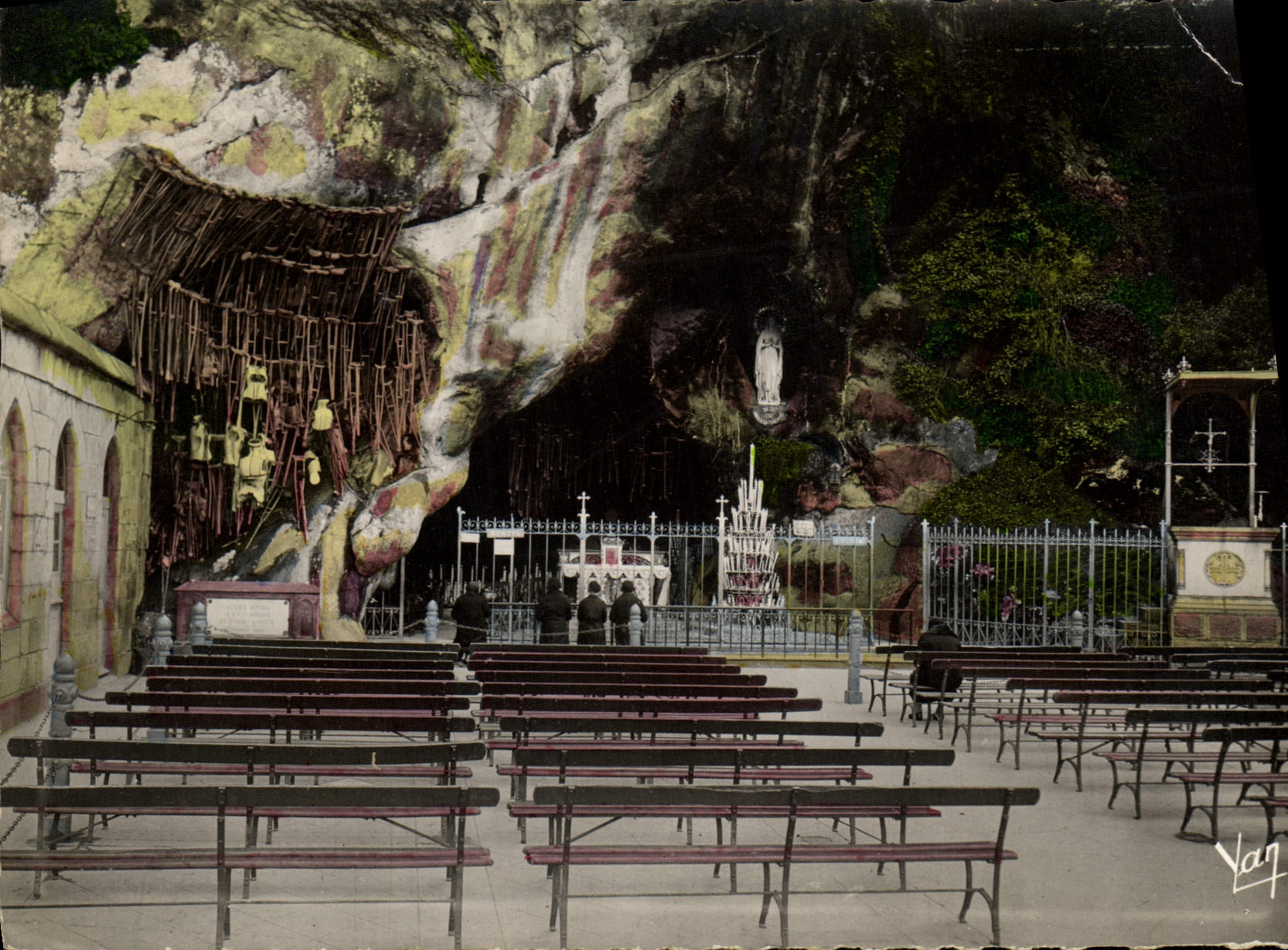 CPM Lourdes La Grottre Miracuileuse