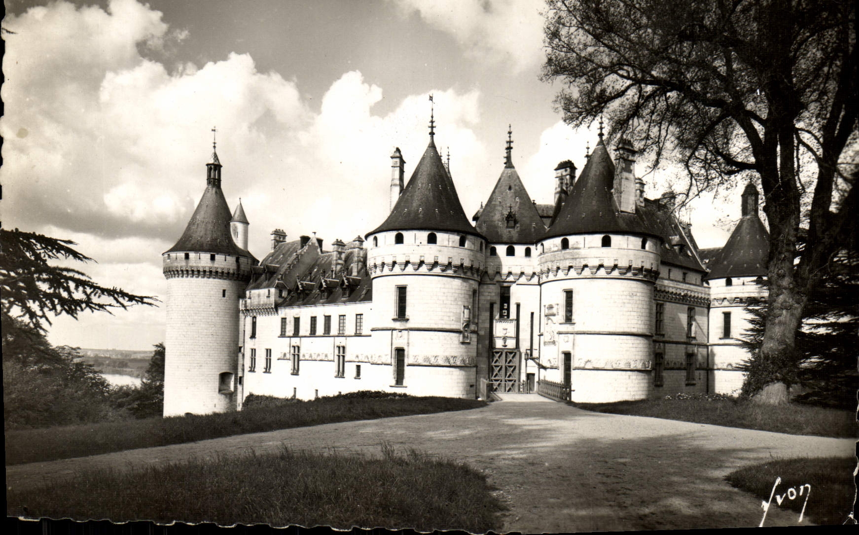 CPM Chaumont Facade Du Chateau Sur Le Parc