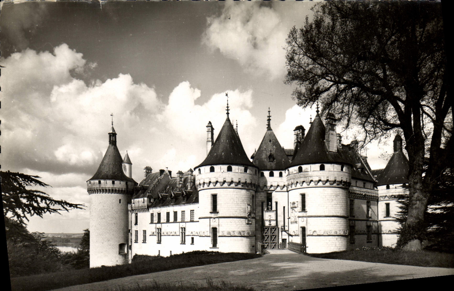 CPM Chaumont Facade Du Chateau Sur Le Parc