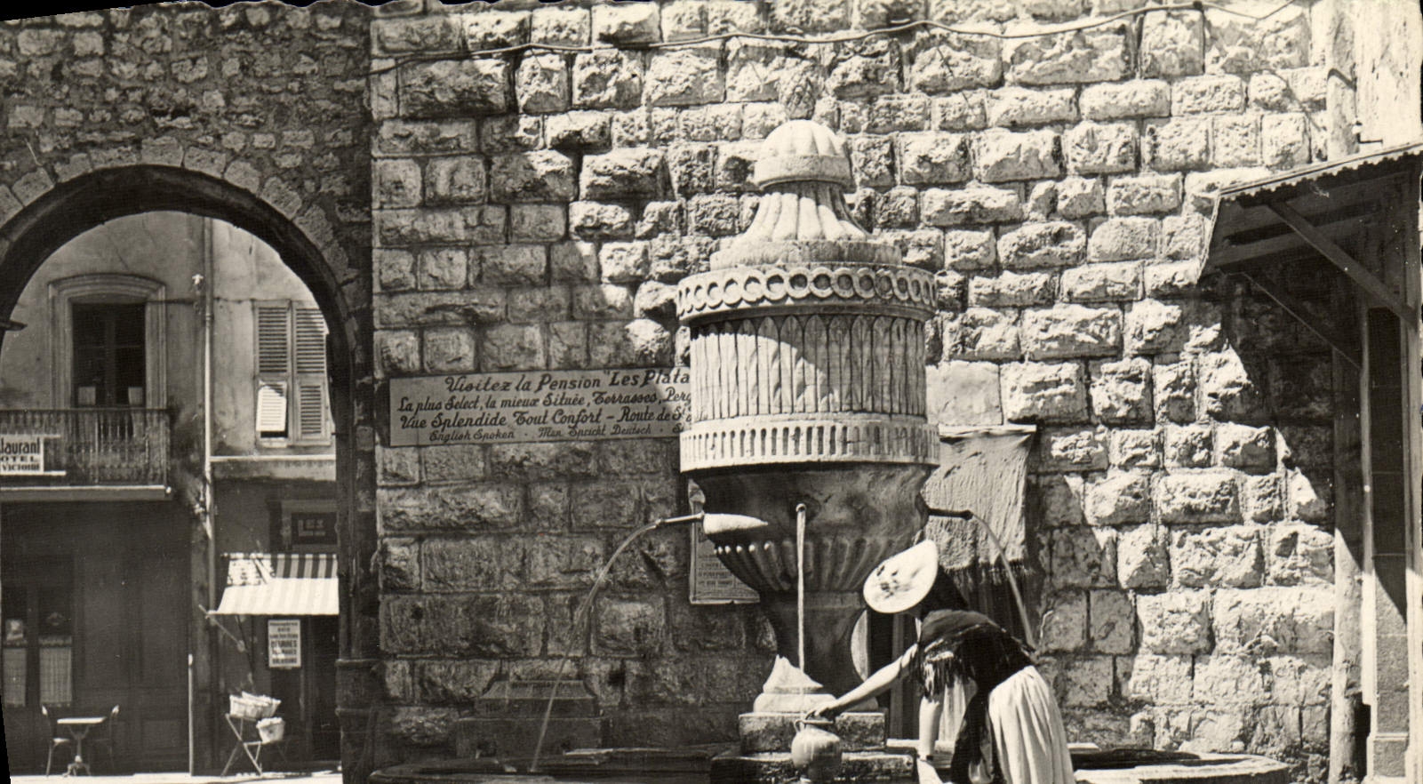 POSTAL MODERNA fuente de Vence y Porte de la mujer de Peyra