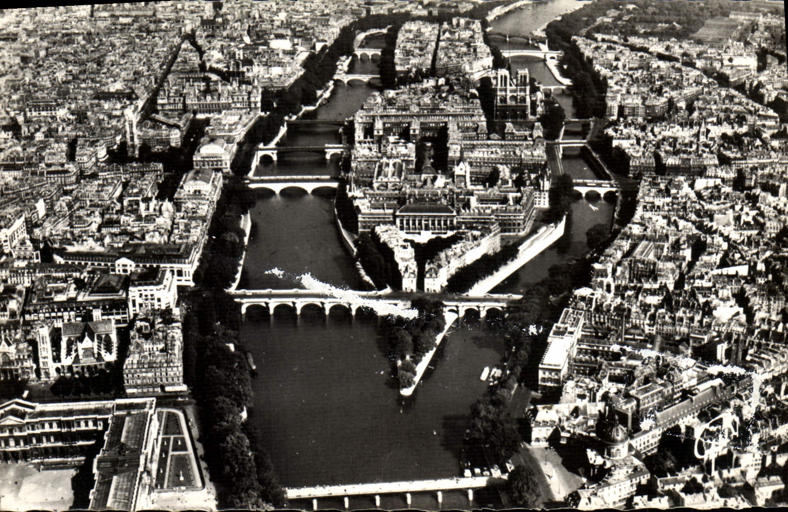CPM En Avion Sur Paris L'iie De La Cite La Cathedrale Notre Dame