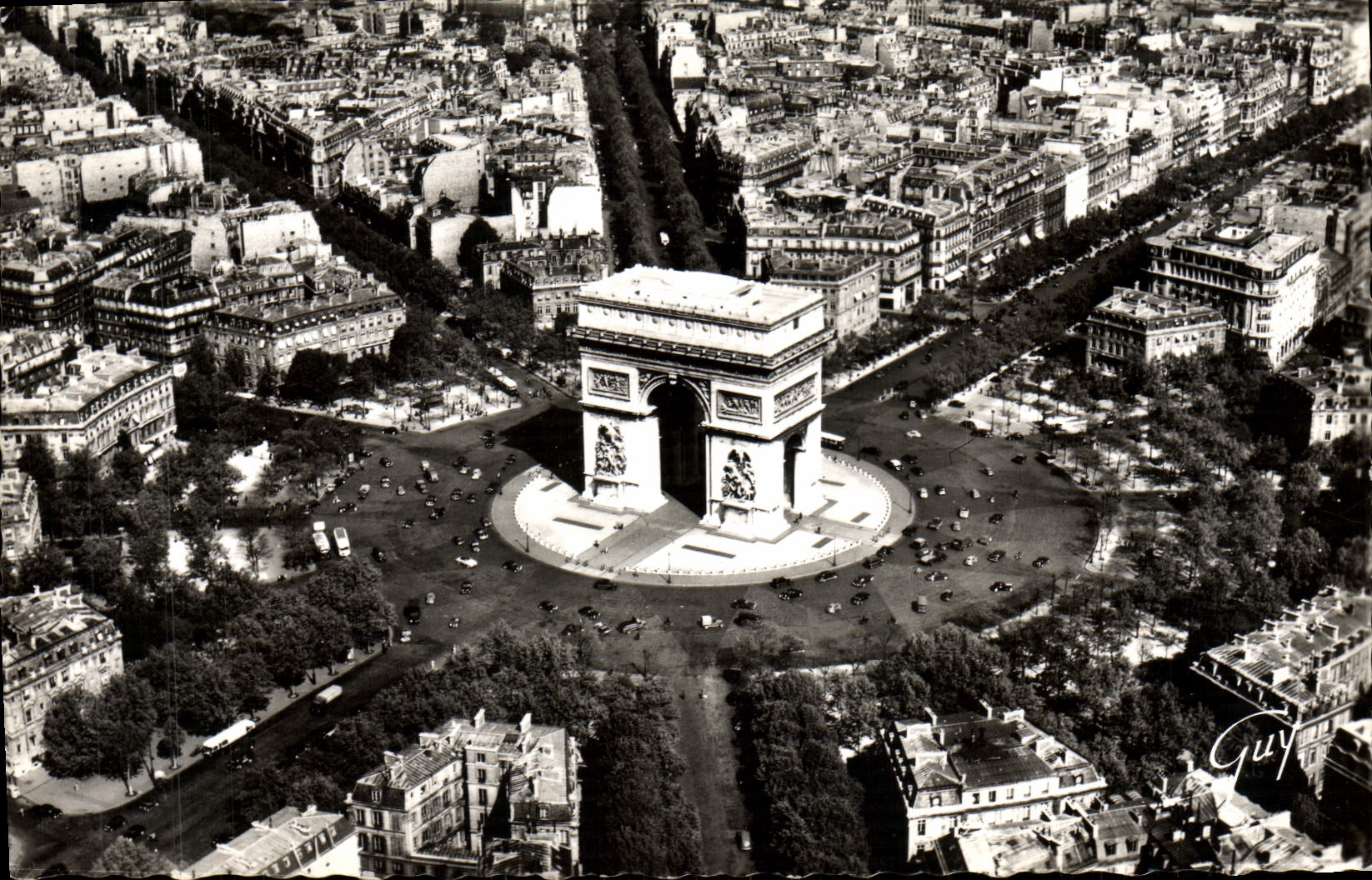 POSTAL MODERNA en plano en París el lugar y Arc de Triomphe Etoile a la derecha la avenida del Champs Elysées