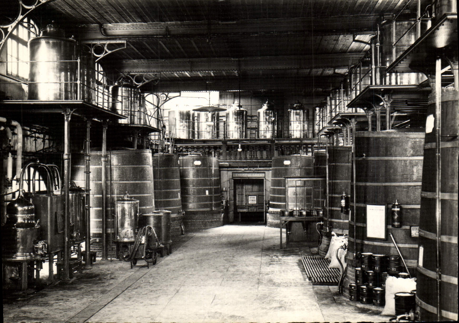 POSTAL MODERNA Fecamp benedictino el laboratorio