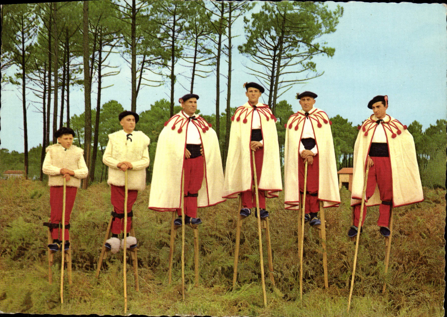 CPM Le Bordelais Pittoresque Les Tchanquayres Dans La Foret Du Porge Le Rondeau Bordelais Folklore
