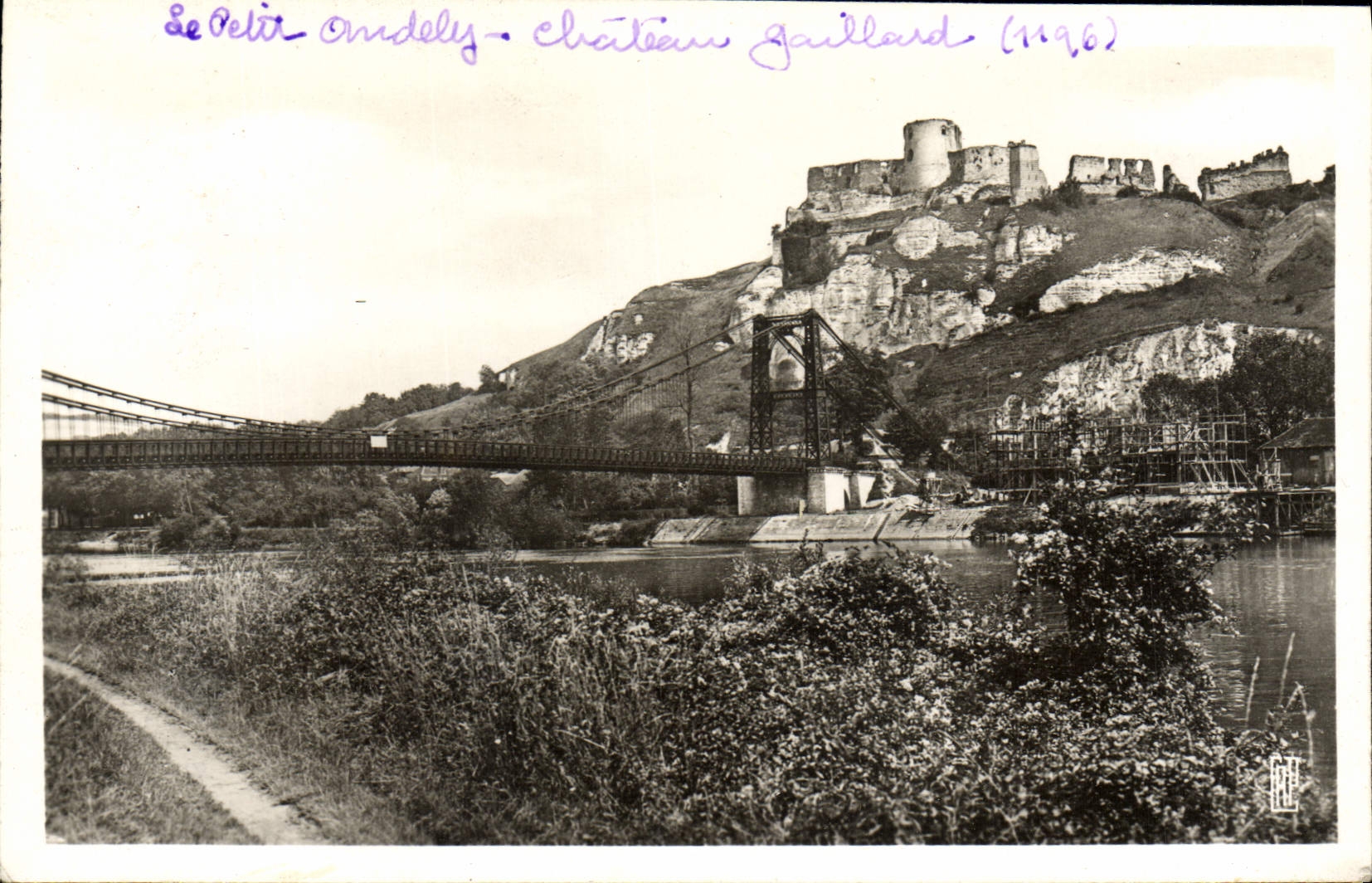 CPM Le Petit Andely Le Pont Suspendu Et Le Chateau Gaillard
