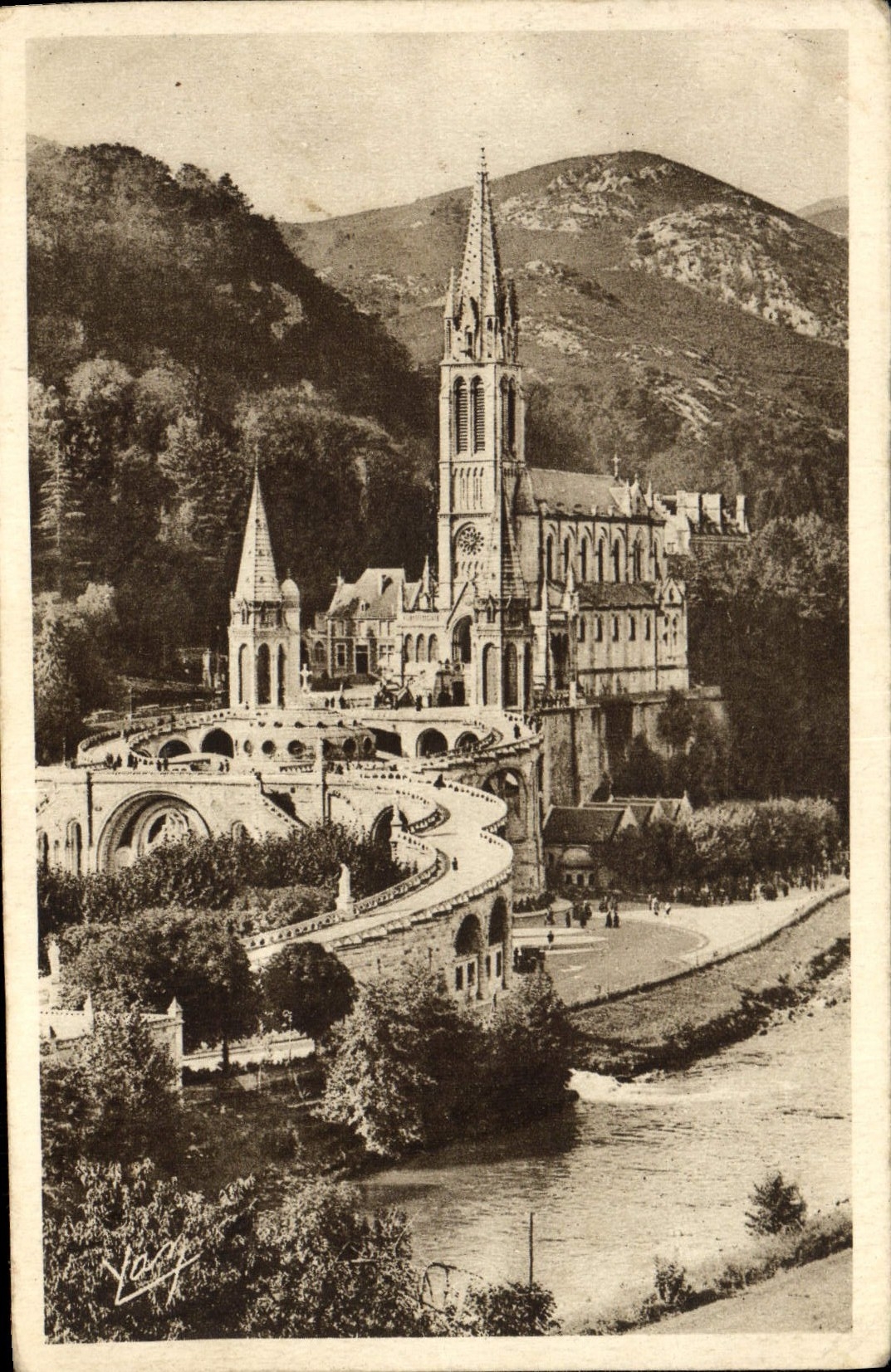 CPA Lourdes La Basilique Et Le Gave