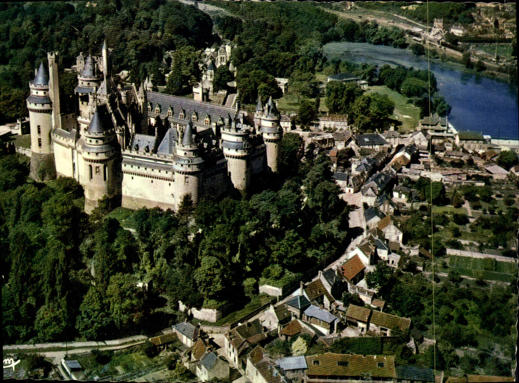 CPM Pierrefonds Vue Aerienne Le Chateau