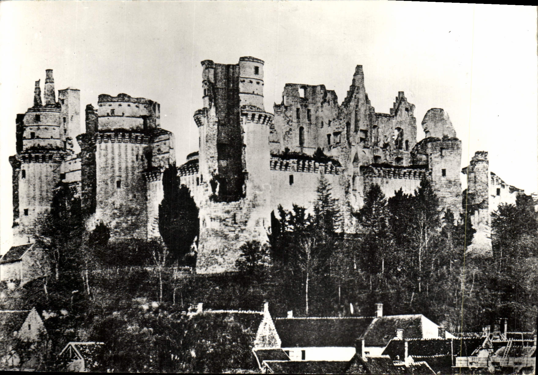 CPM Pierrefonds Le Chateau avant La Retauration De Viollet Le Duc