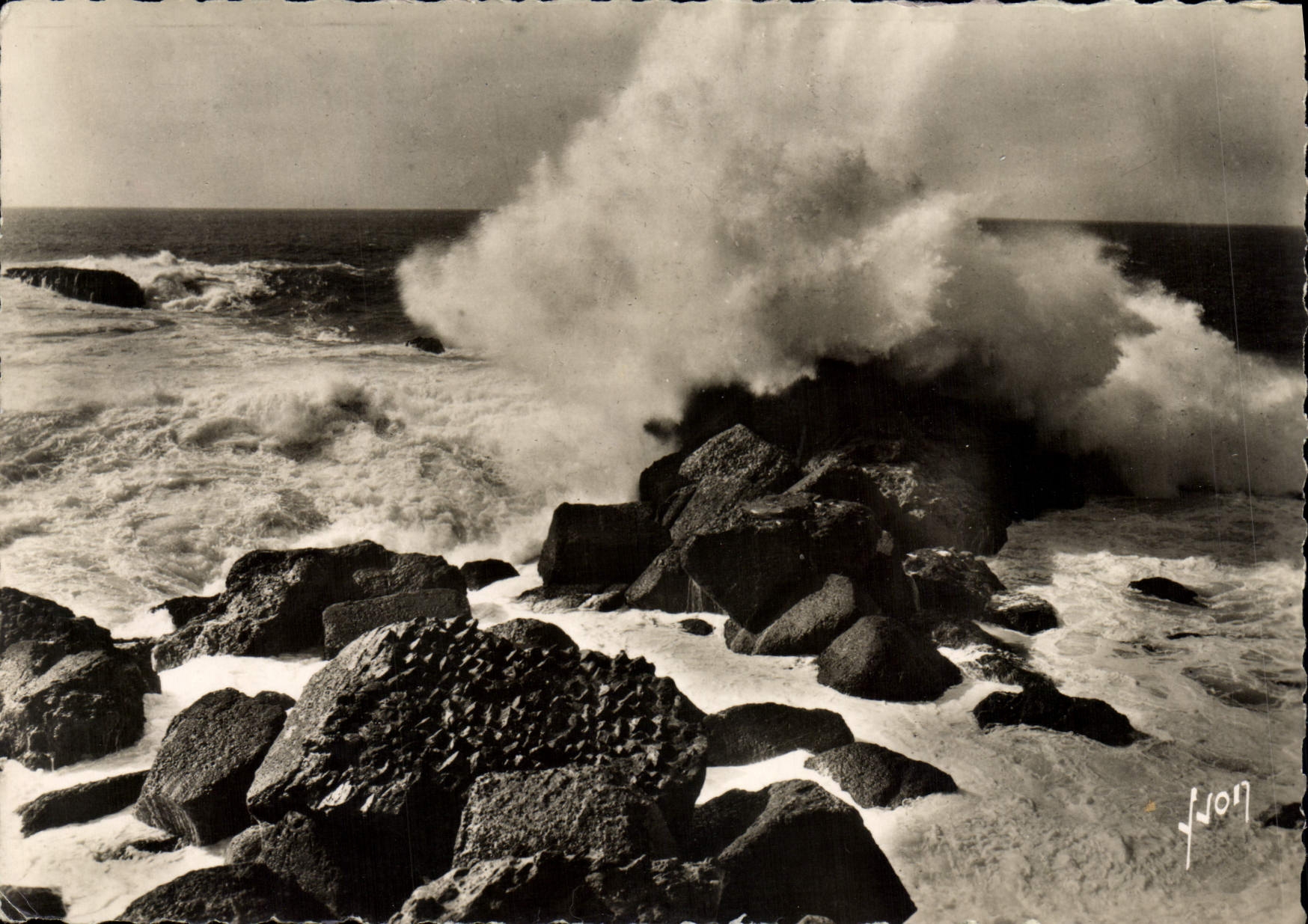 MODERN CARD Biarritz a Beautiful Wave At the end of the Rock Of the Virgin