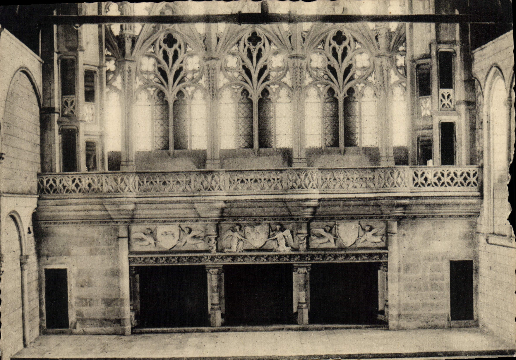 CPM Poitiers Palais De Justice La Salle Des Pas Perdus Cheminees et verrieres