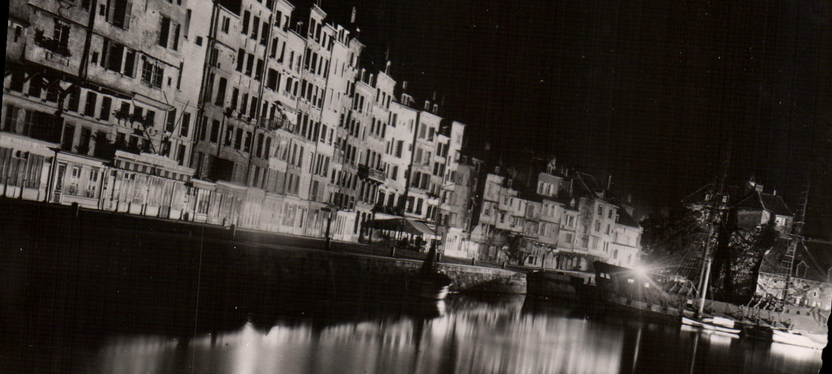 CPM Honfleur Bassin De l'Ouest Et Quai Sainte Catherine Vue La Nuit