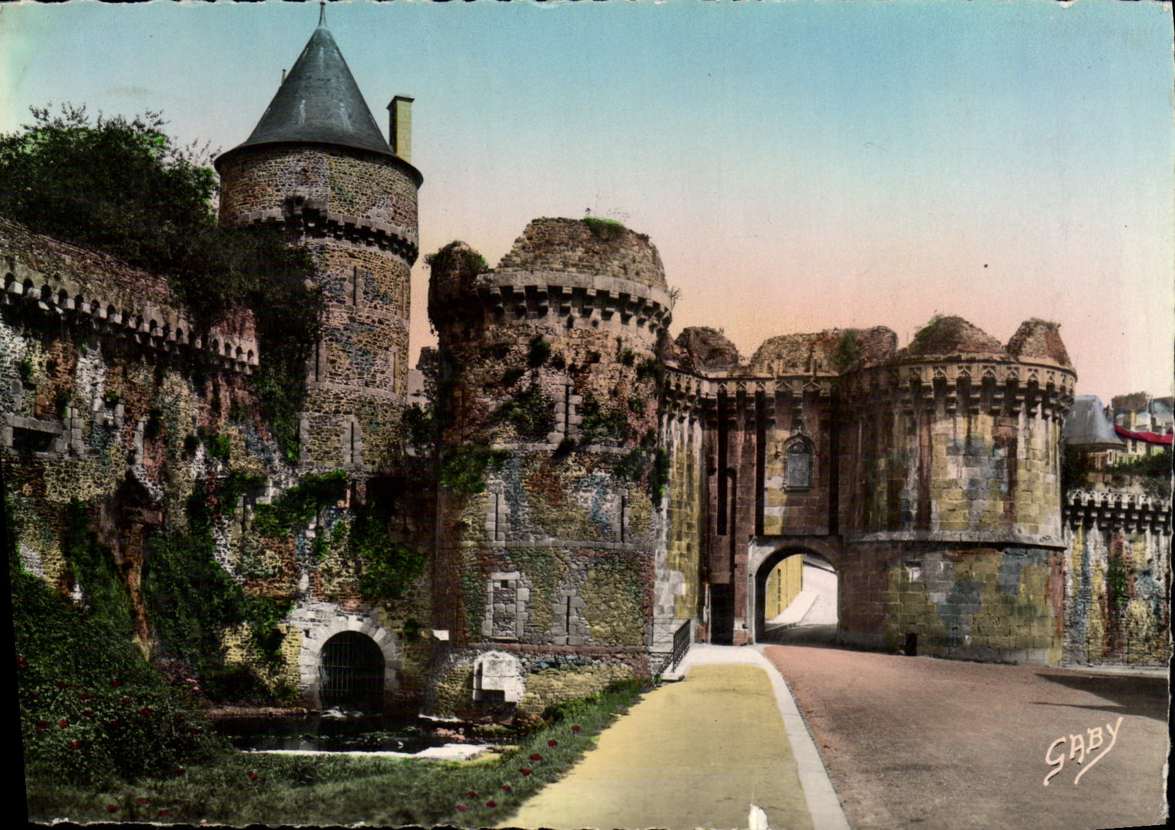 CPM Fougeres La Porte Notre Dame