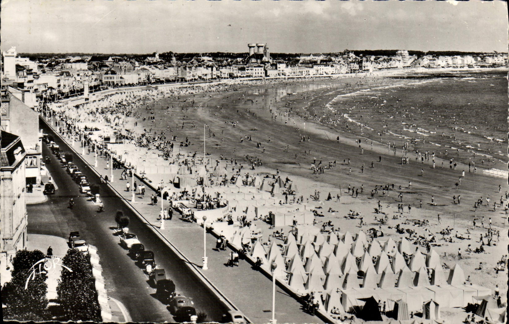 POSTAL MODERNA Sables d'Olonne la playa y el terraplén