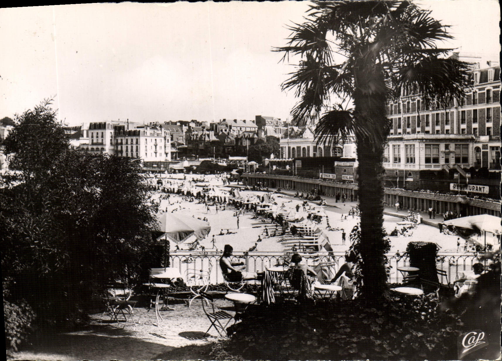 CPM Dinard La Plage Et Les Nouvelles Cabines