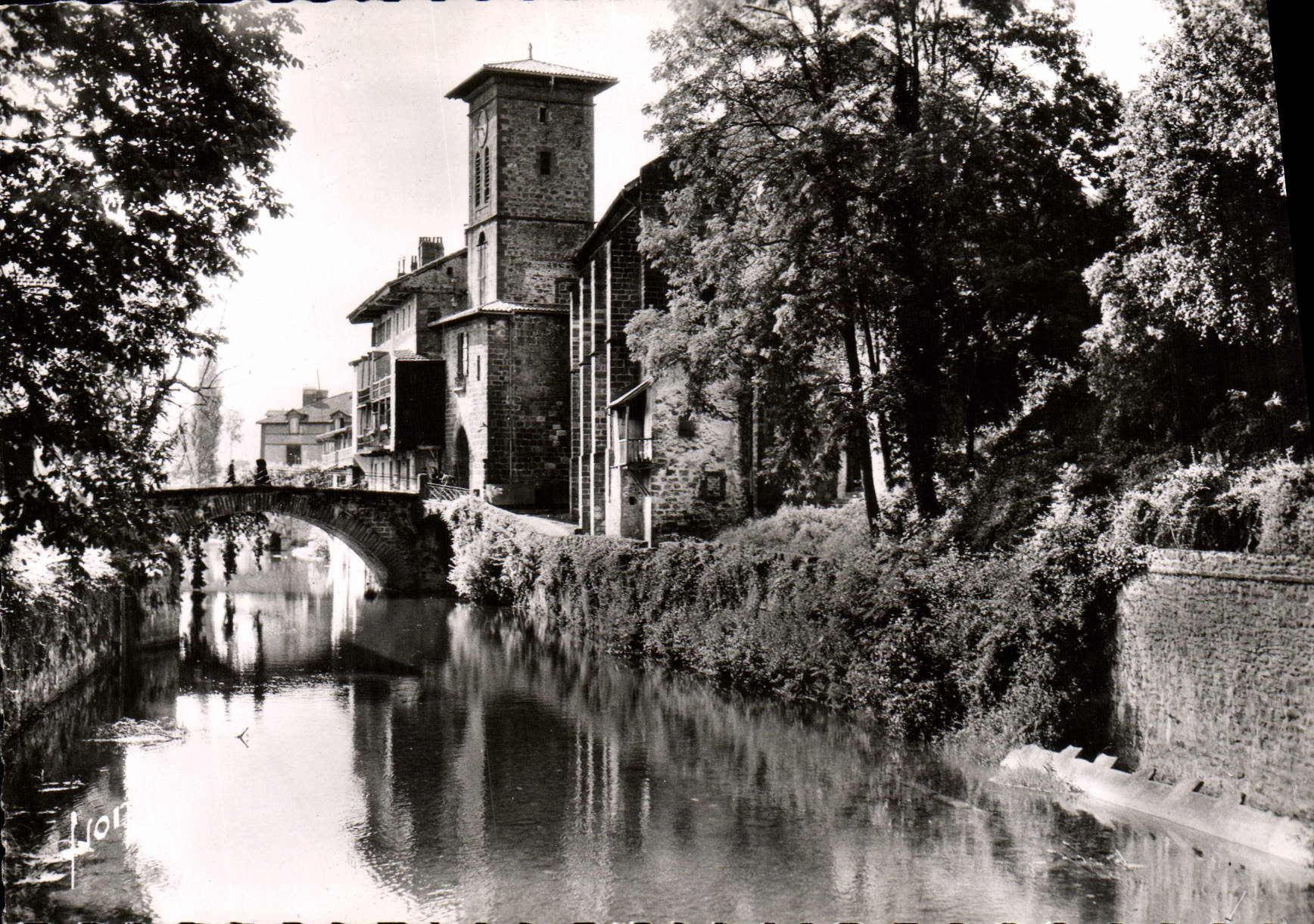 CPM St Jean Pied De Port La Nive Le Pont d'Espagne Et l'Eglise