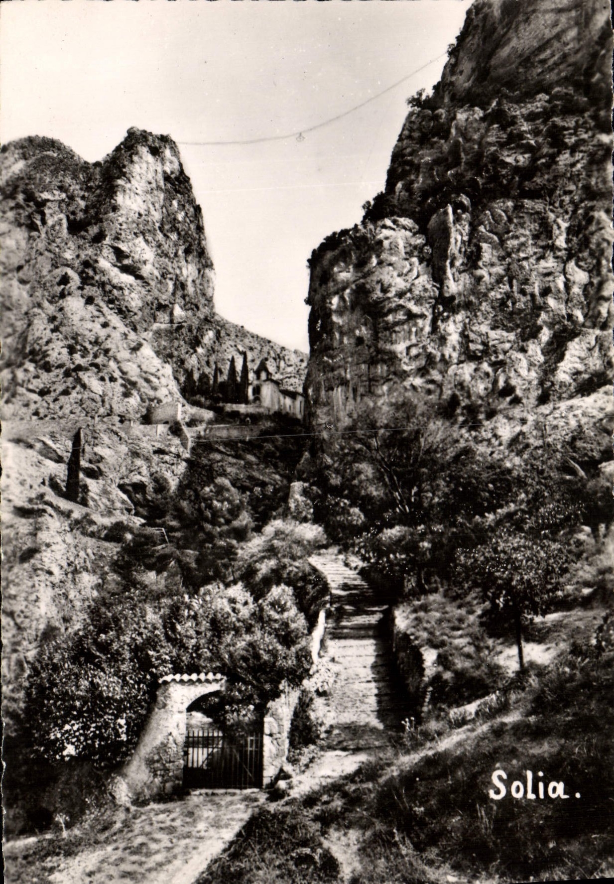 CPM Moustiers Ste Marie Le Couloir feerique La chaine de l'etoile et la chapelle de Beauvoir