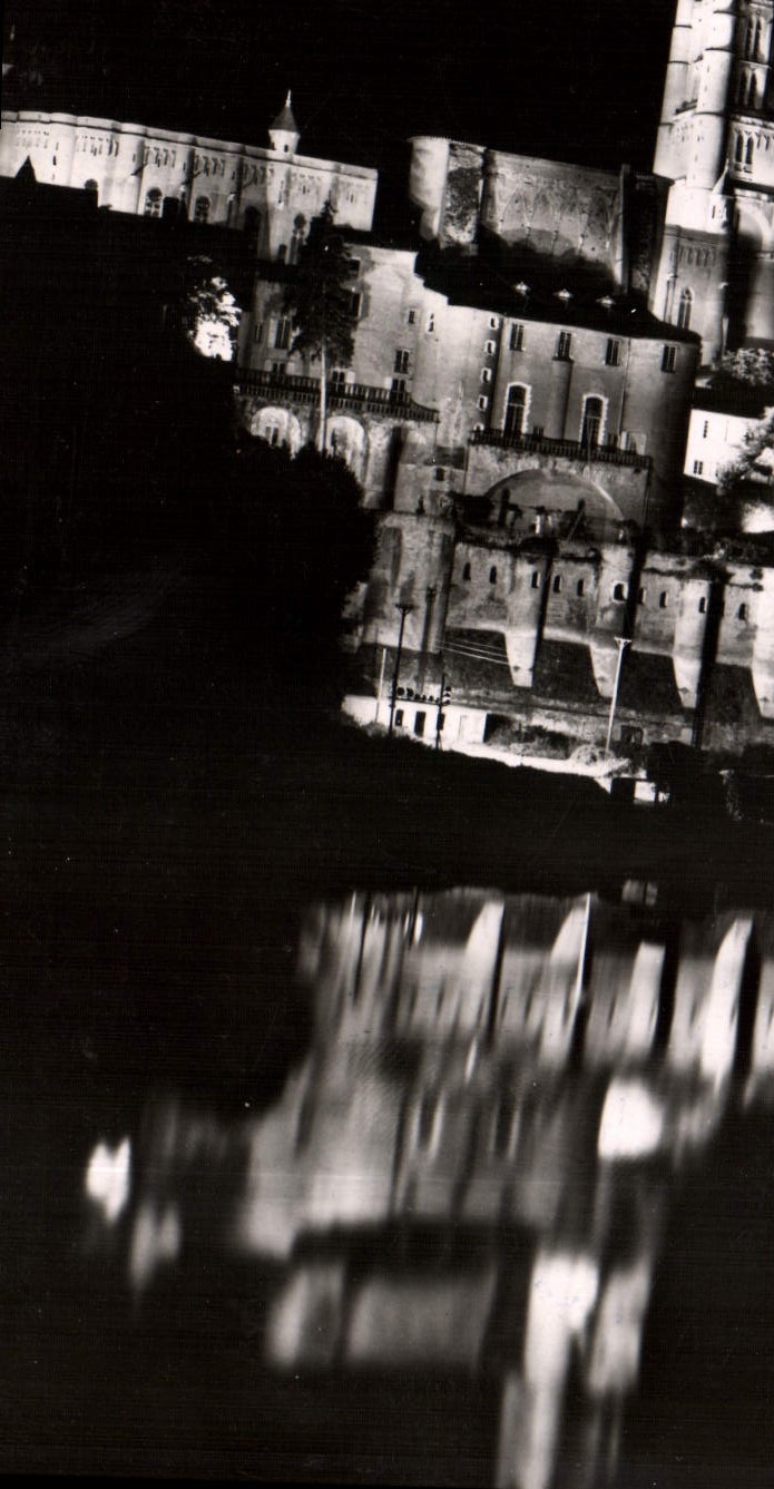 POSTAL MODERNA iluminación de Albi de la noche en la basílica Sainte Cecile y el paladar de Berbie vista del puente viejo