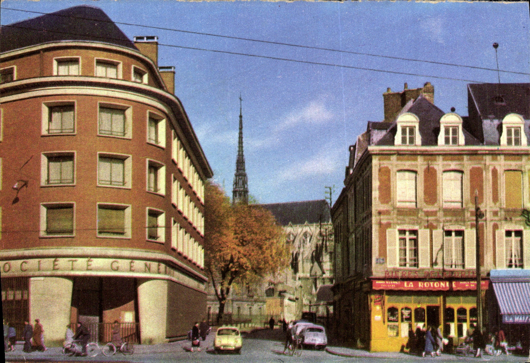 CPM Amiens Rue Victor Hugo Banque Societe Generale la rotonde