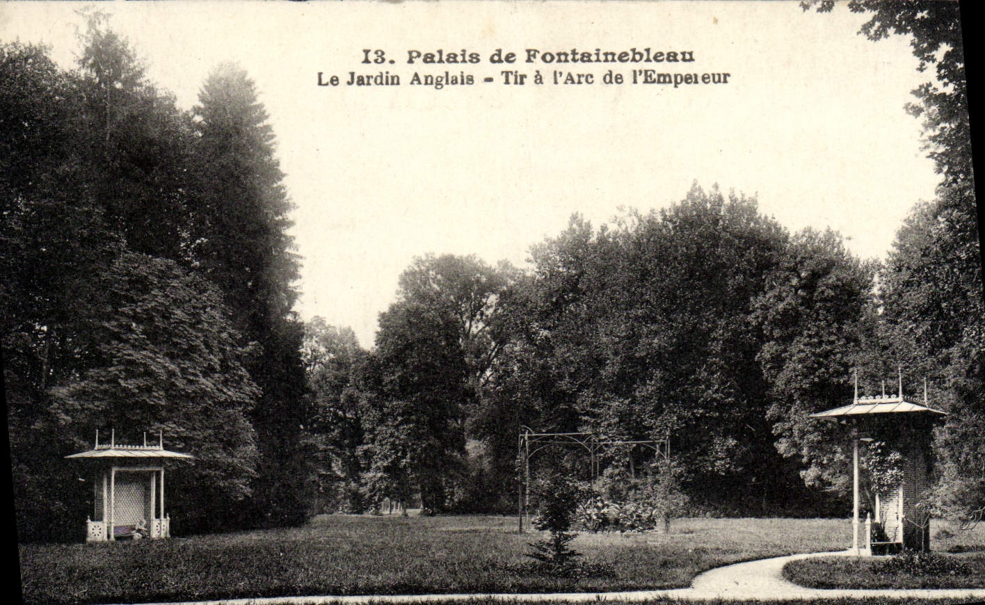 VINTAGE POSTCARD Palate De Fontainebleau the English Garden Shooting with the arc of the emperor