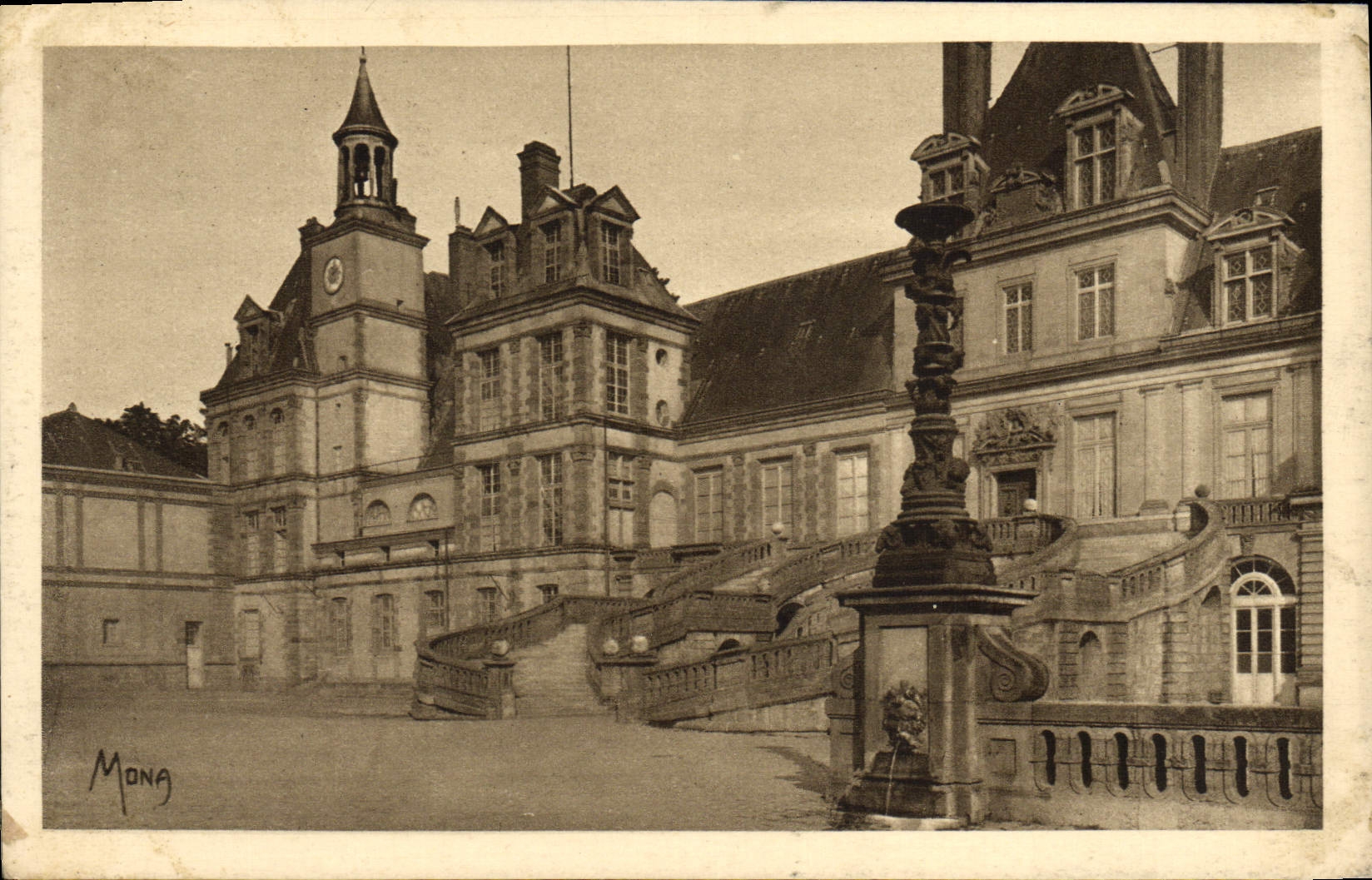 VINTAGE POSTCARD the Small ones Of the Ile de France Palate DE Fontainebleau the Horseshoe Staircase
