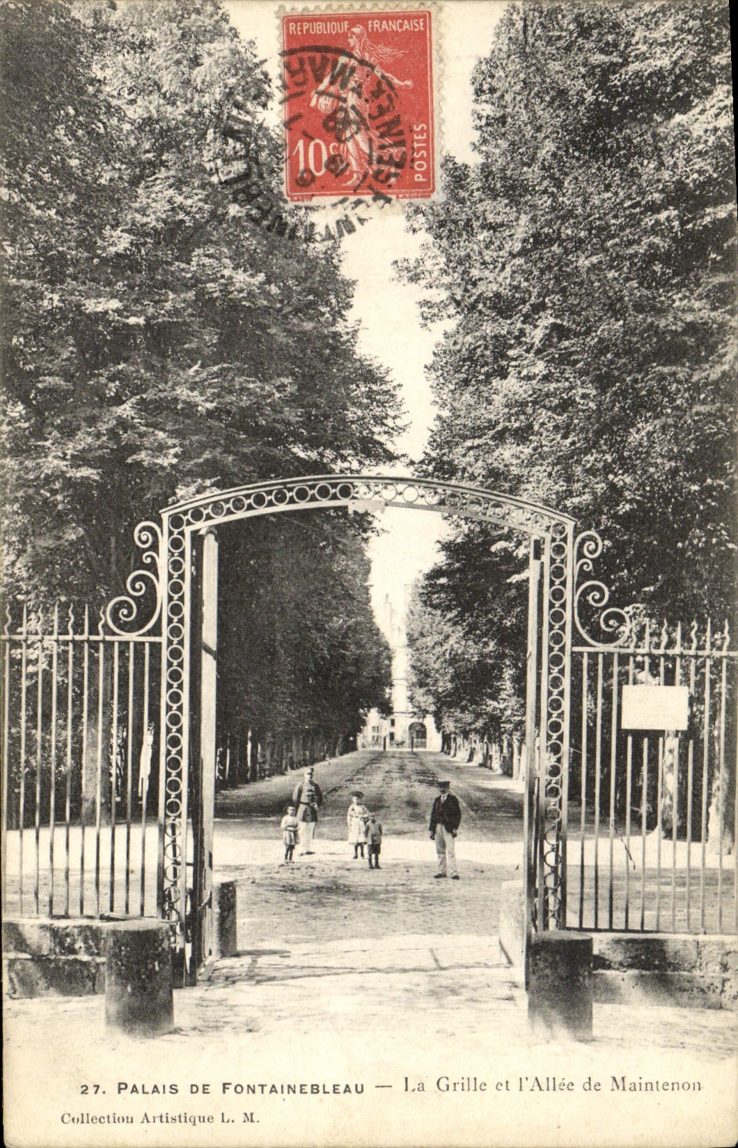 CPA Palais De Fontainebleau La Grille Et l'Allee De Maintenon