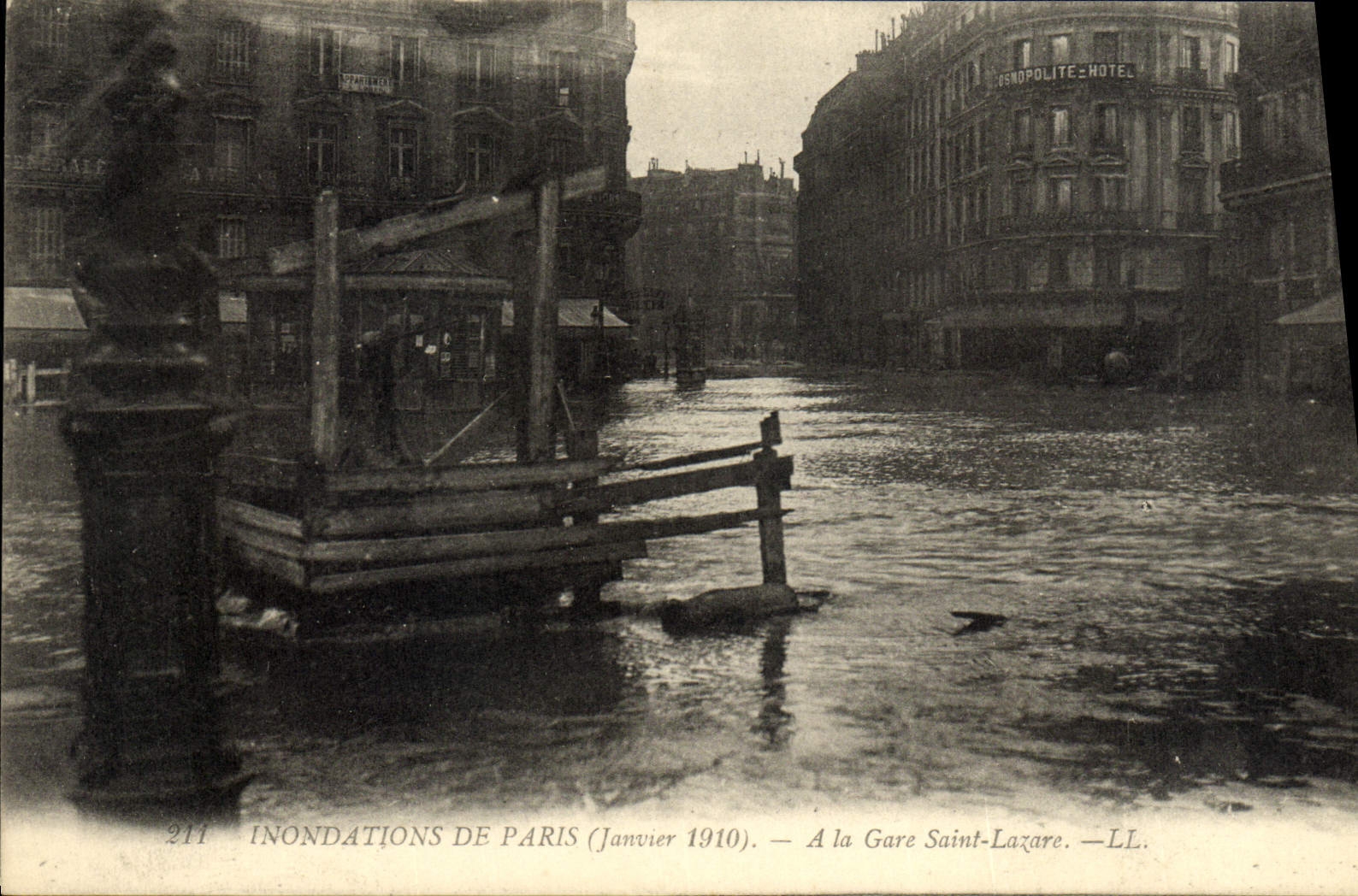 CPA Inondations De Paris A La Gare Saint Lazare