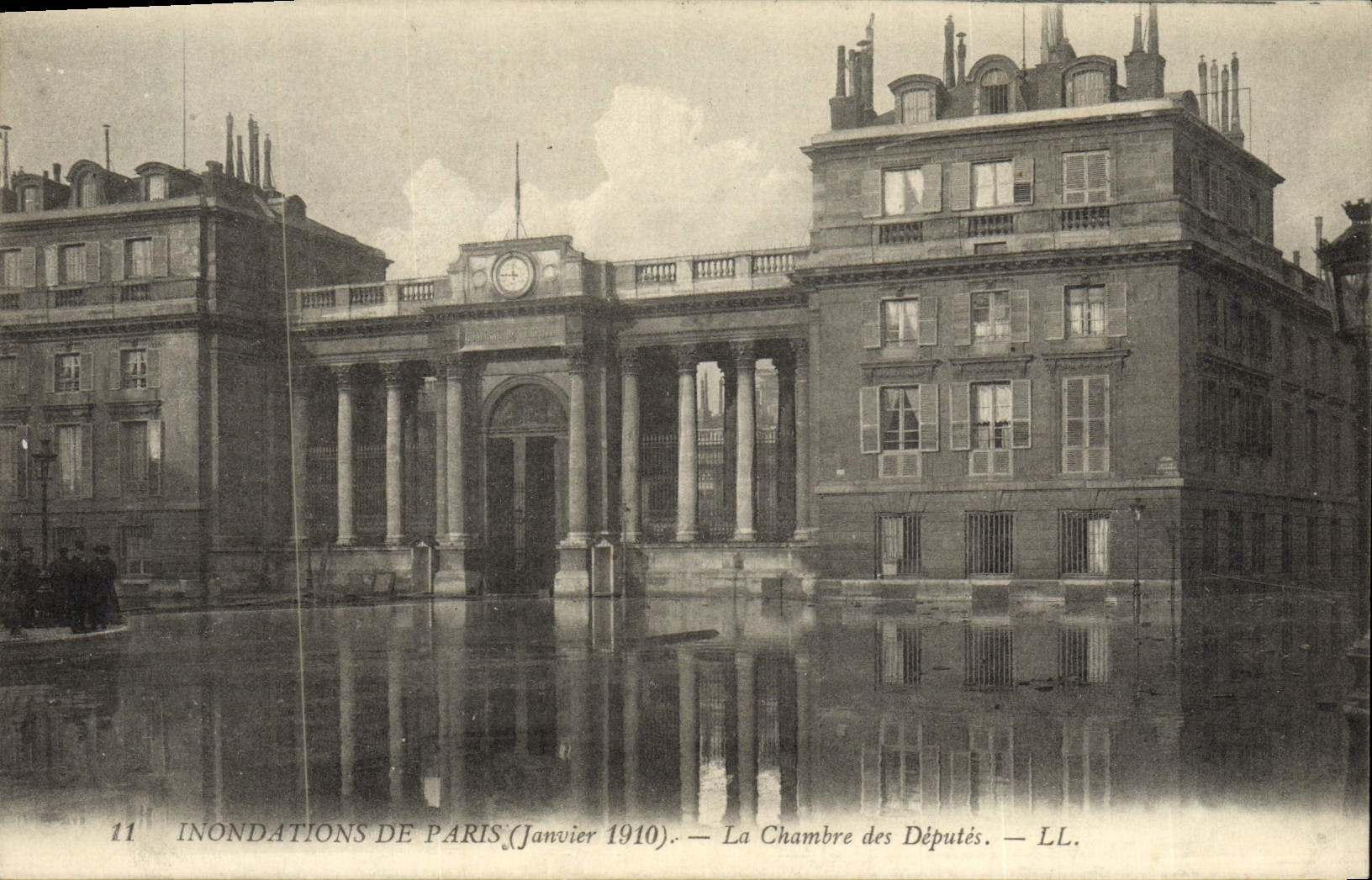 VINTAGE POSTCARD Floods Of Paris the House of Commons