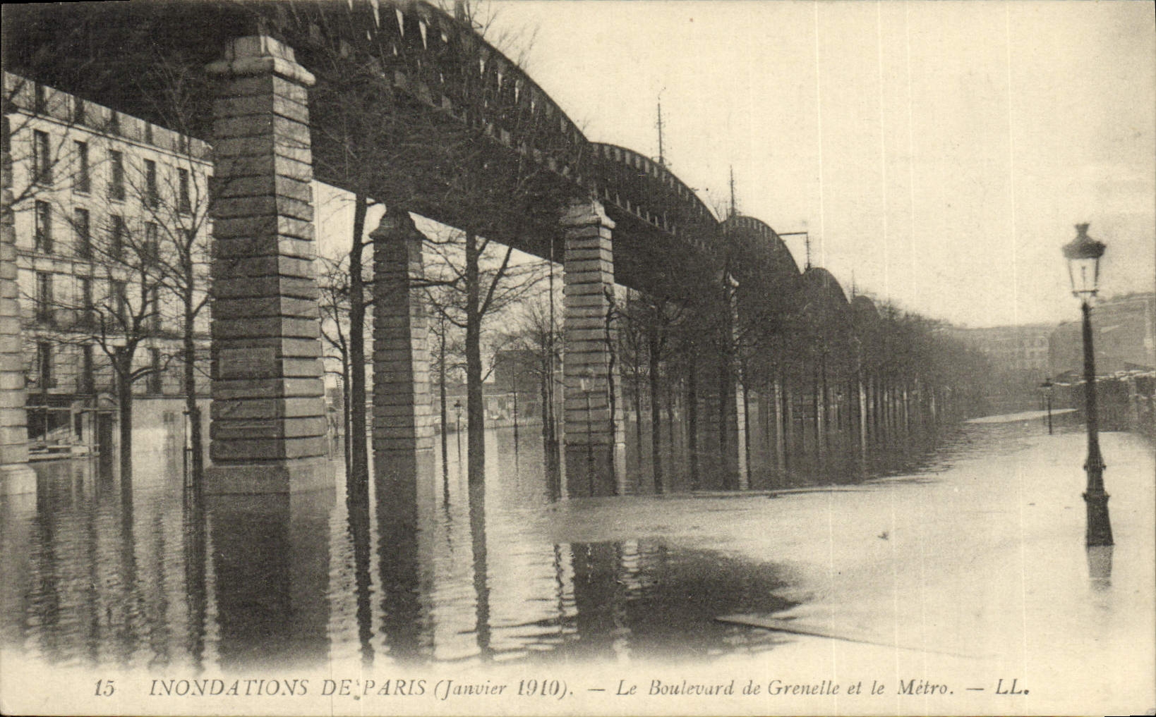 CPA Inondations De Paris Le Boulevard De Grenelle Et Le Metro