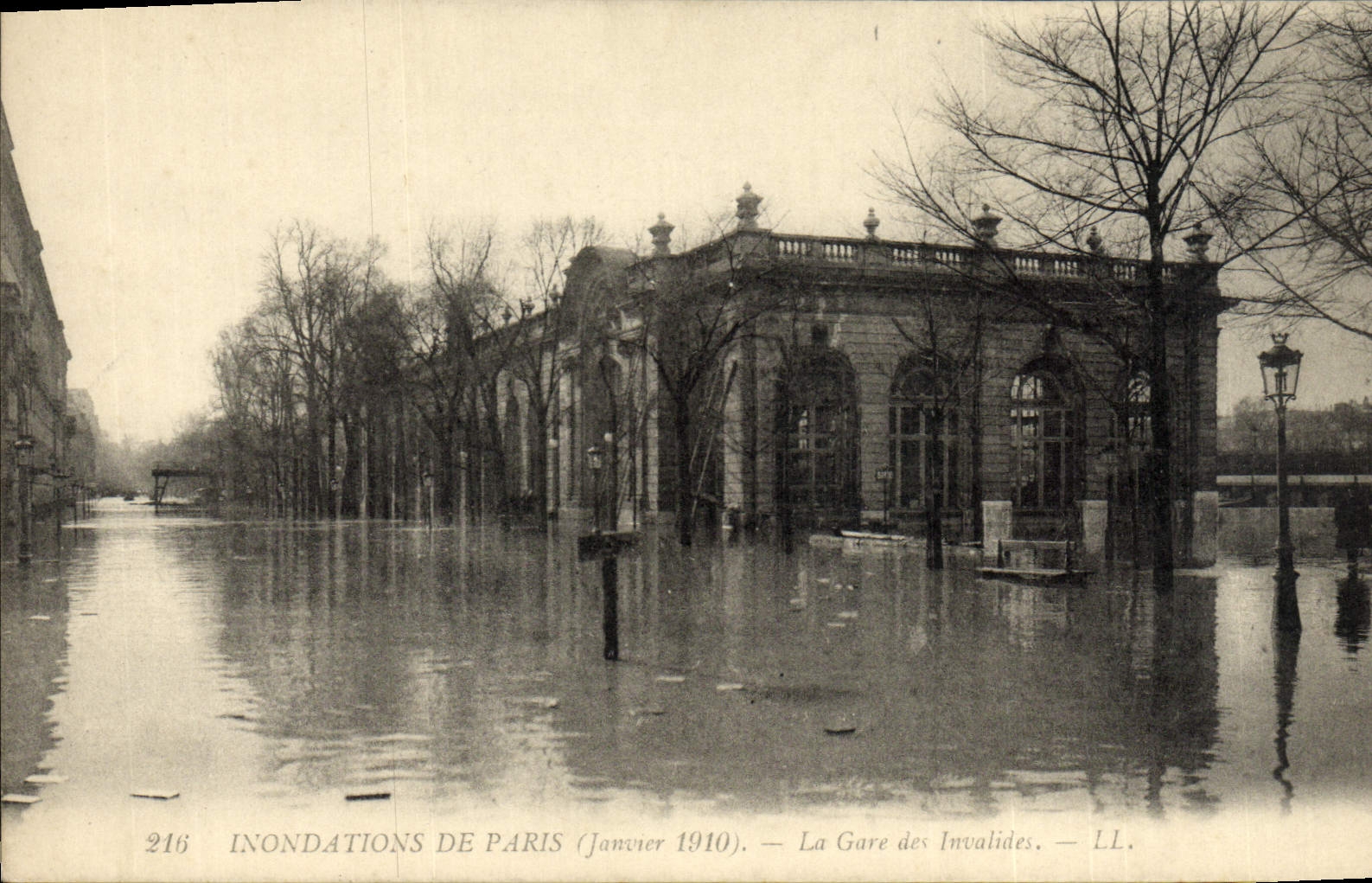VINTAGE POSTCARD Floods Of Paris Train station Of the Invalids