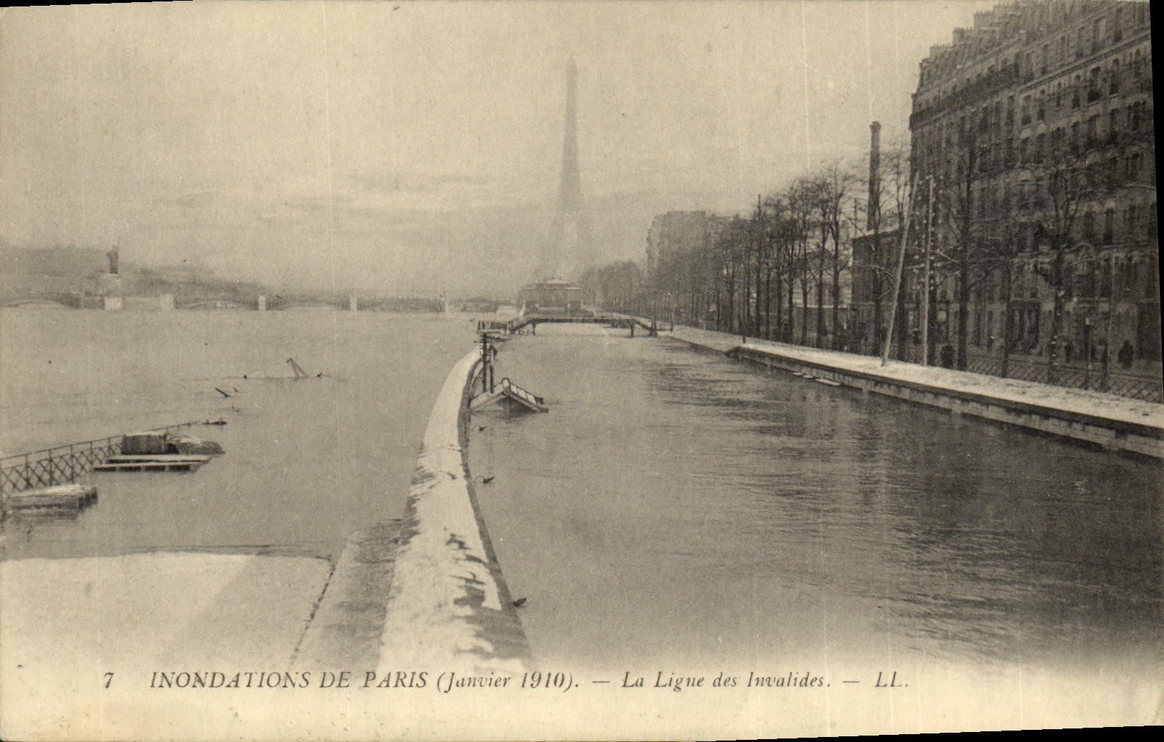 CPA Inondations De Paris La Ligne Des Invalides Tour Eiffel