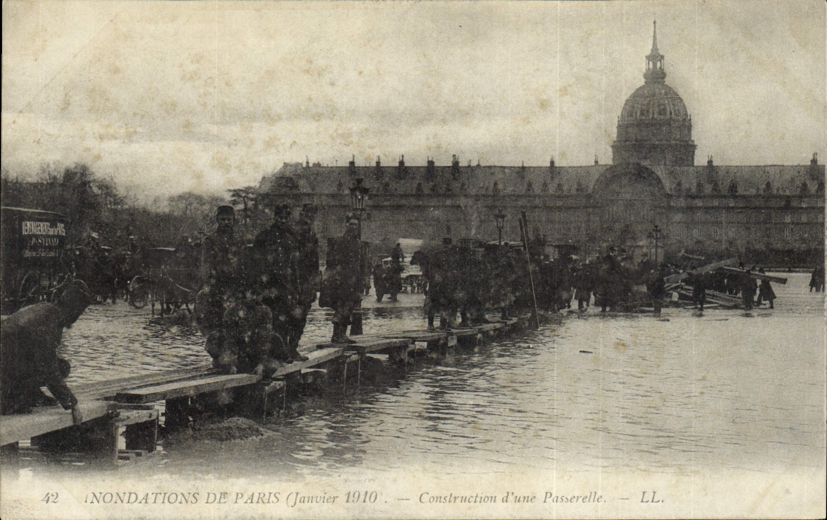 VINTAGE POSTCARD Floods Of Paris Construction Of a Footbridge Genius