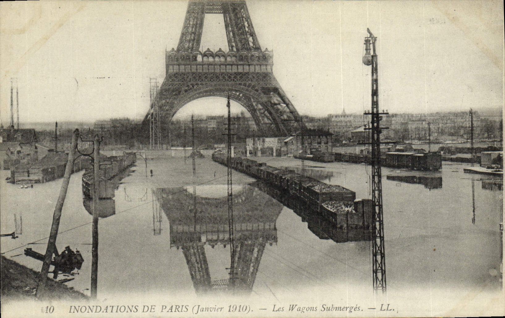 VINTAGE POSTCARD Inondations Of Paris the Coaches Submerge Eiffel Tower