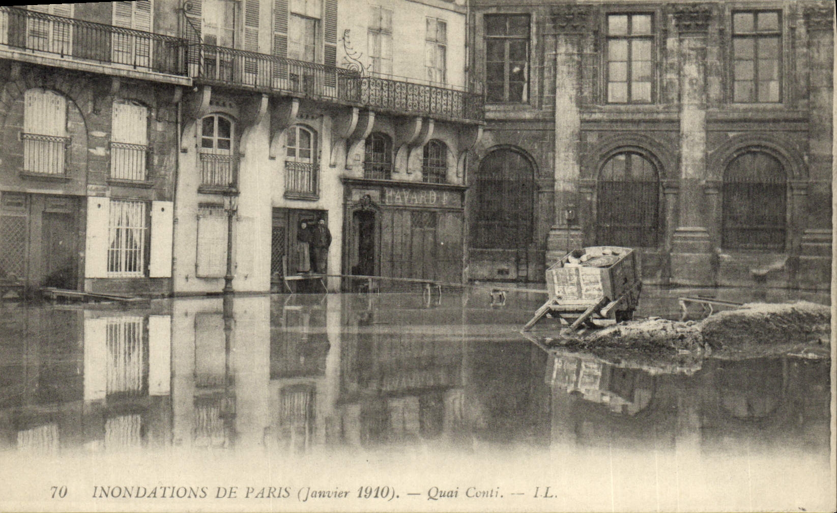 VINTAGE POSTCARD Floods Of Paris Conti Quay