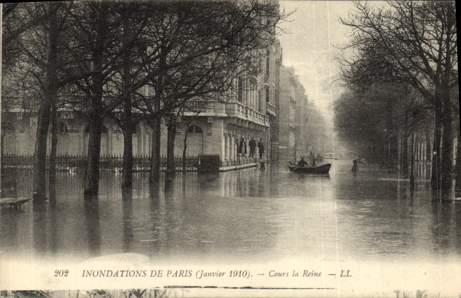VINTAGE POSTCARD Inondatons Of Paris Course the Queen