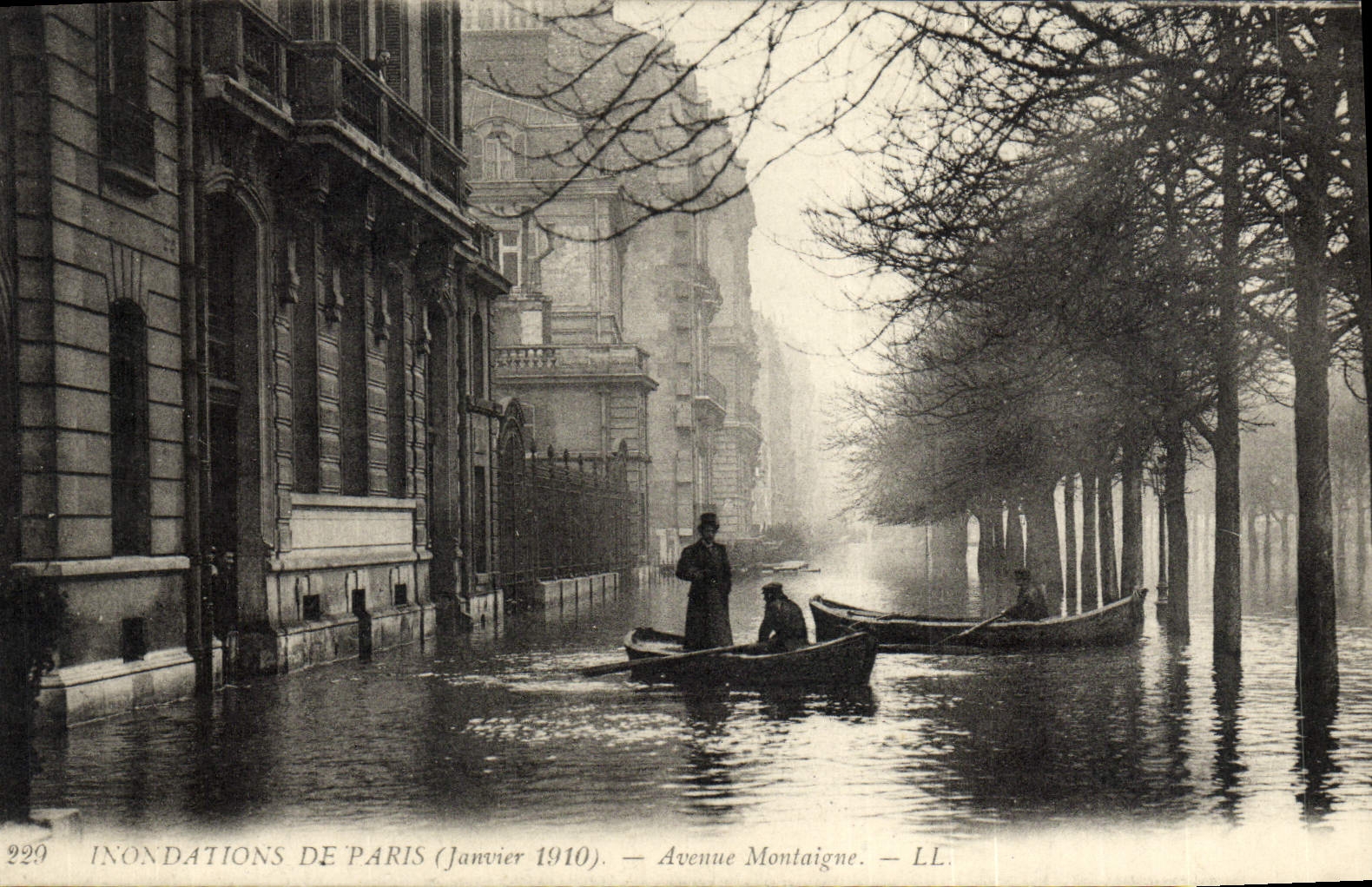 VINTAGE POSTCARD Inondatons Of Paris Montaigne Avenue