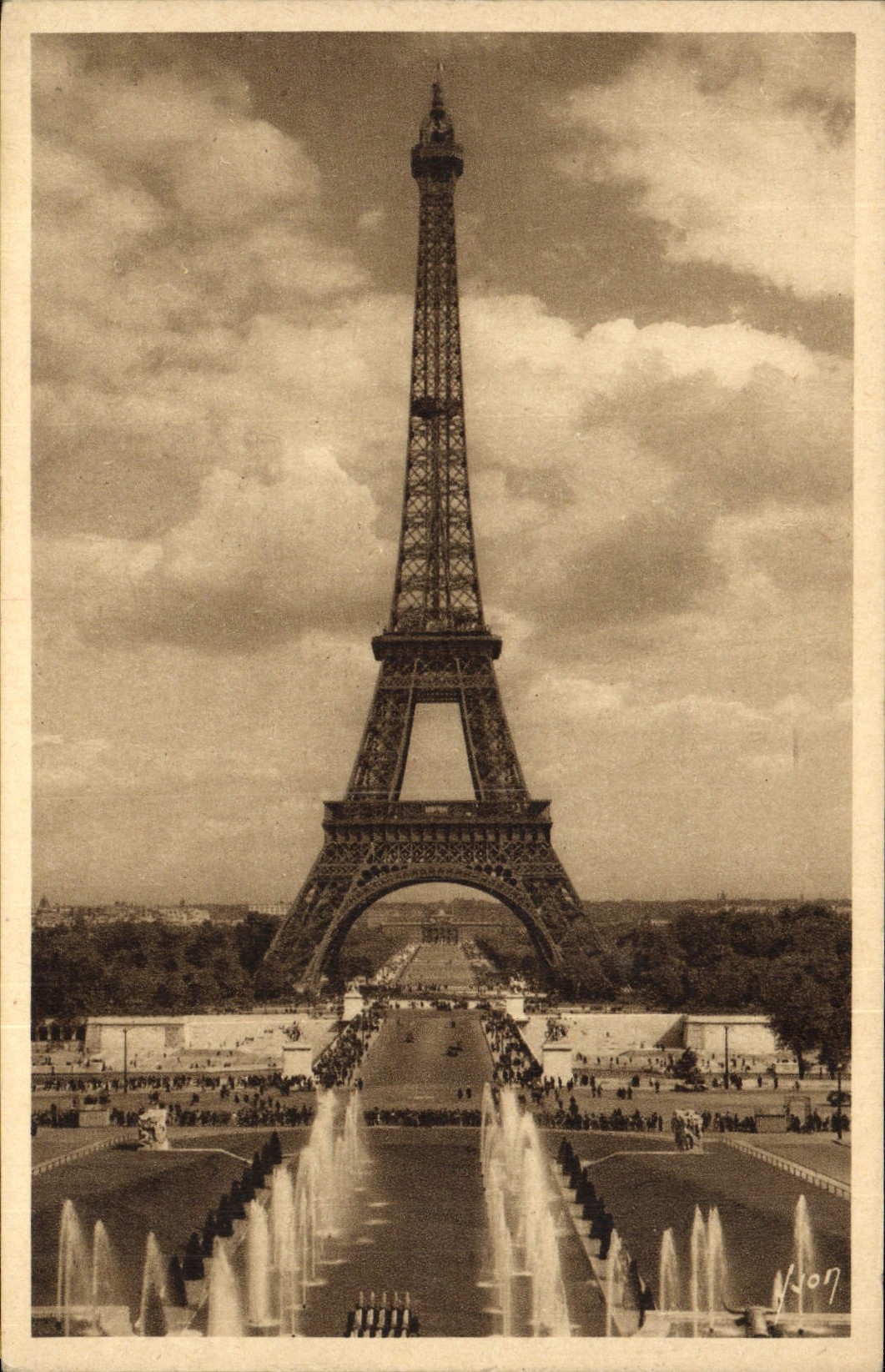 CPA Paris En Flanant La Tour Eiffel