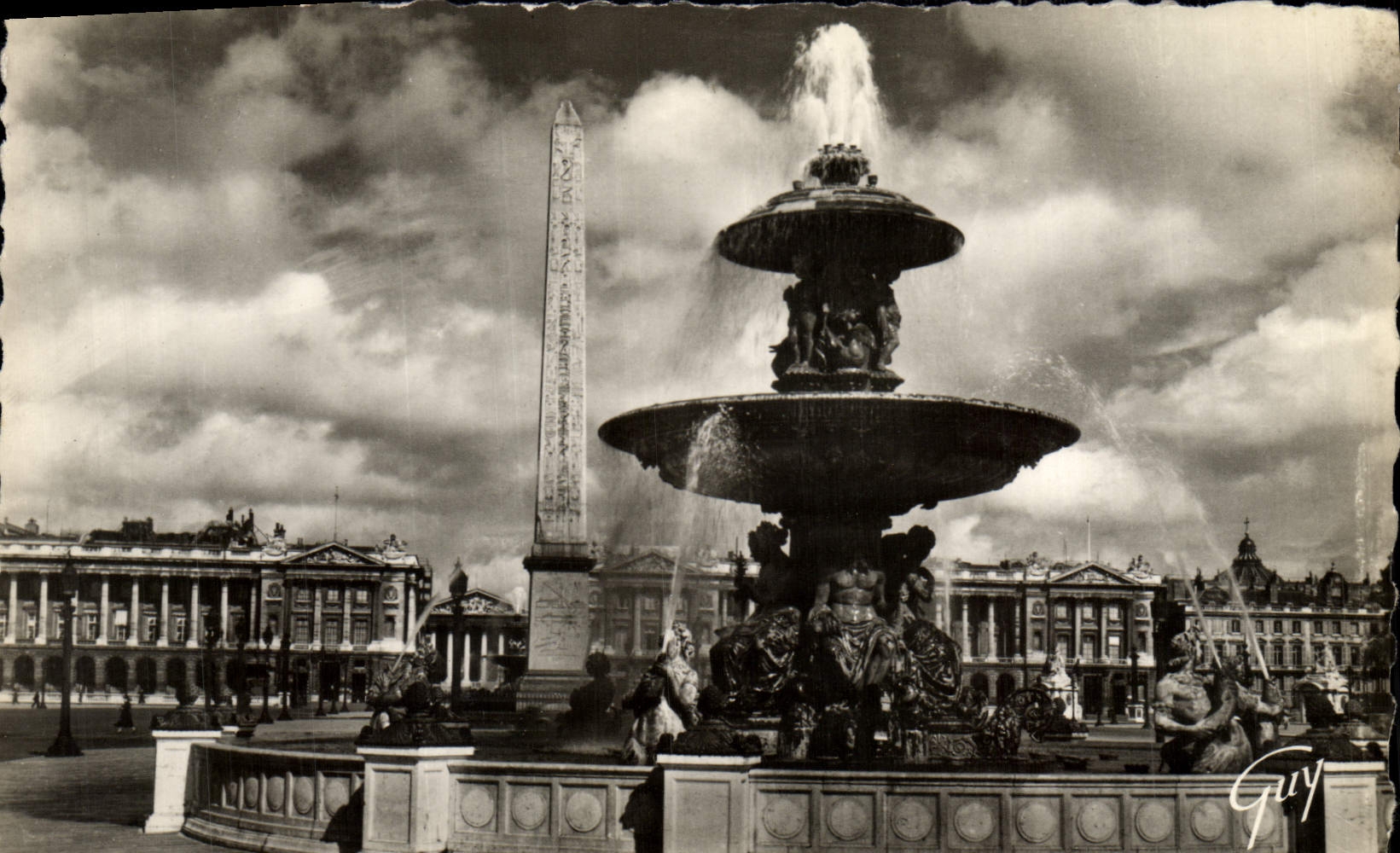 CPM Paris Et Ses Merveilles Place De La Concorde L'Une Des Fontaines Et l'Obelisque