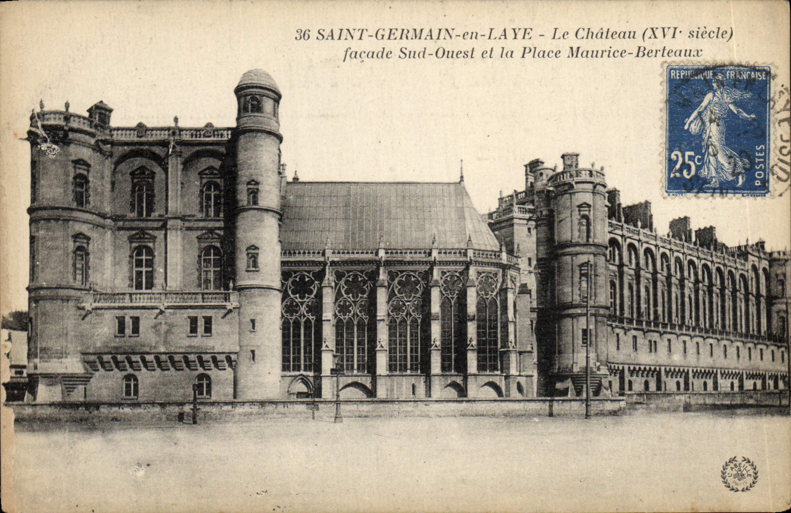 CPA Saint Germain En Laye Le Chateau Facade Sud Ouest et la place Maurice Berteaux
